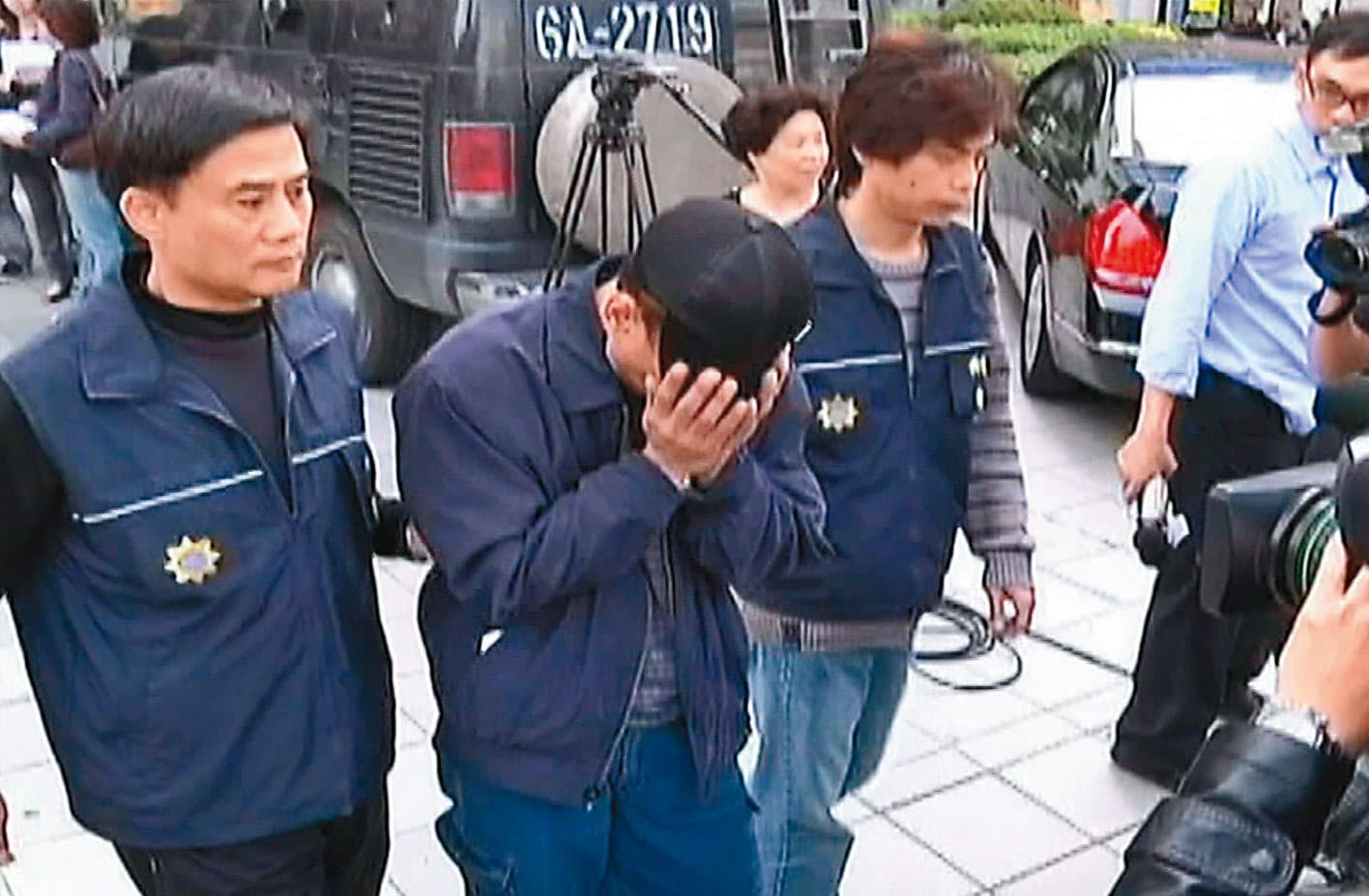 靳竹生（戴帽者）一生犯案累累，即便在人生結束前一刻，仍在做犯法的事。（東森新聞提供）