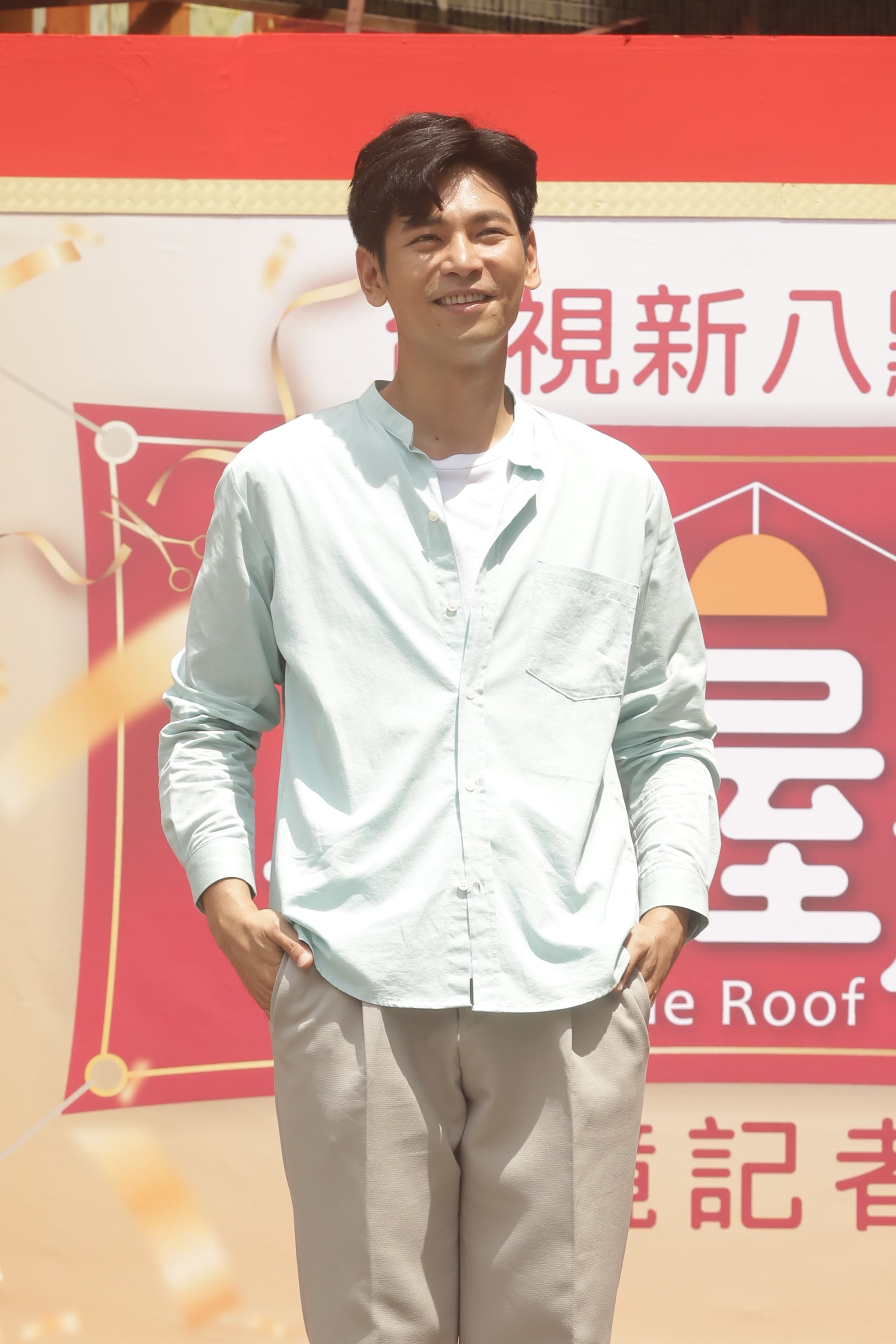 楊子儀在《一個屋簷下》一人分飾兩角，飾演個性兩極的雙胞胎兄弟。  