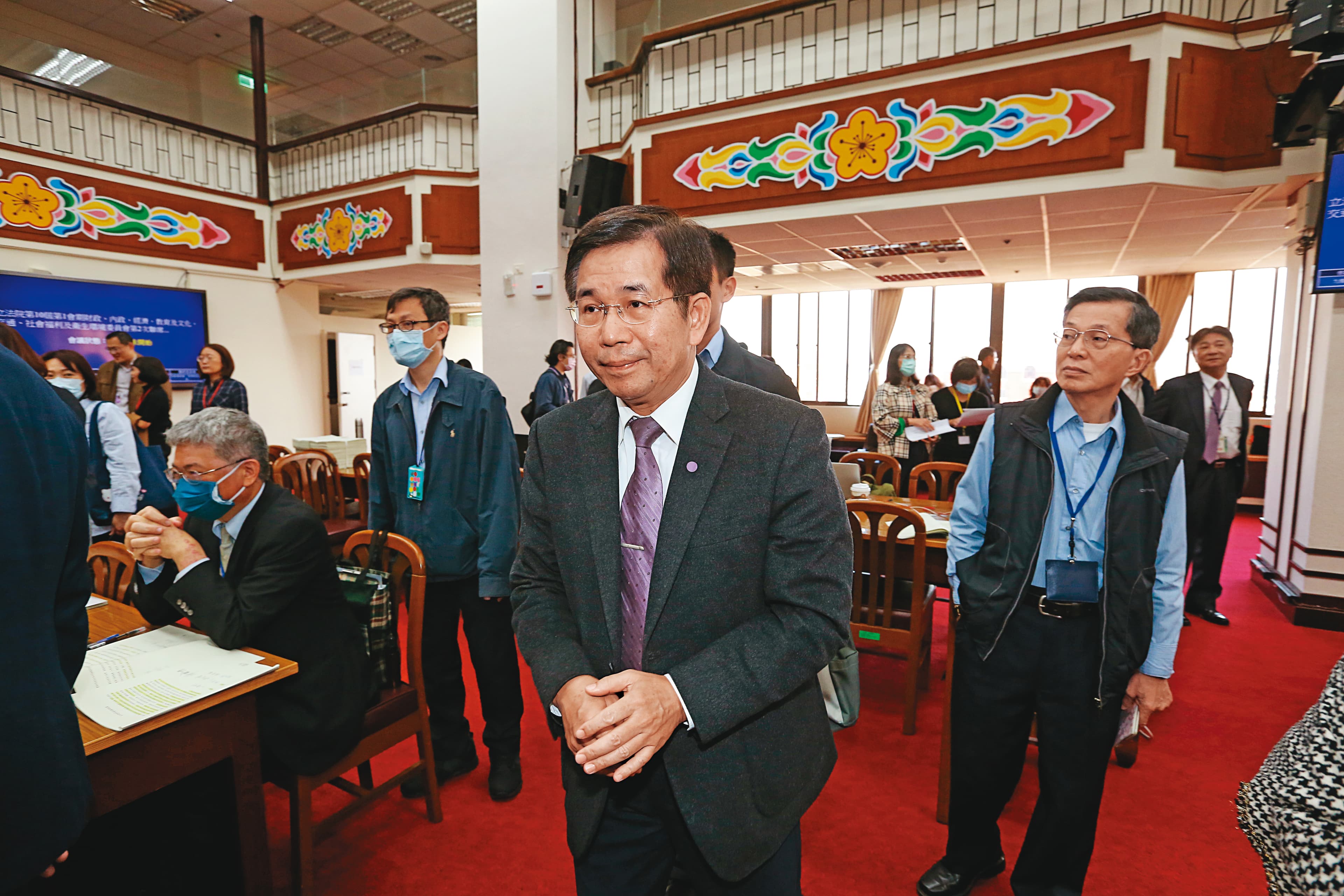 曾因管中閔案請辭後回鍋的教育部長潘文忠（中），如今再度面臨文大董事長爭議的考驗。