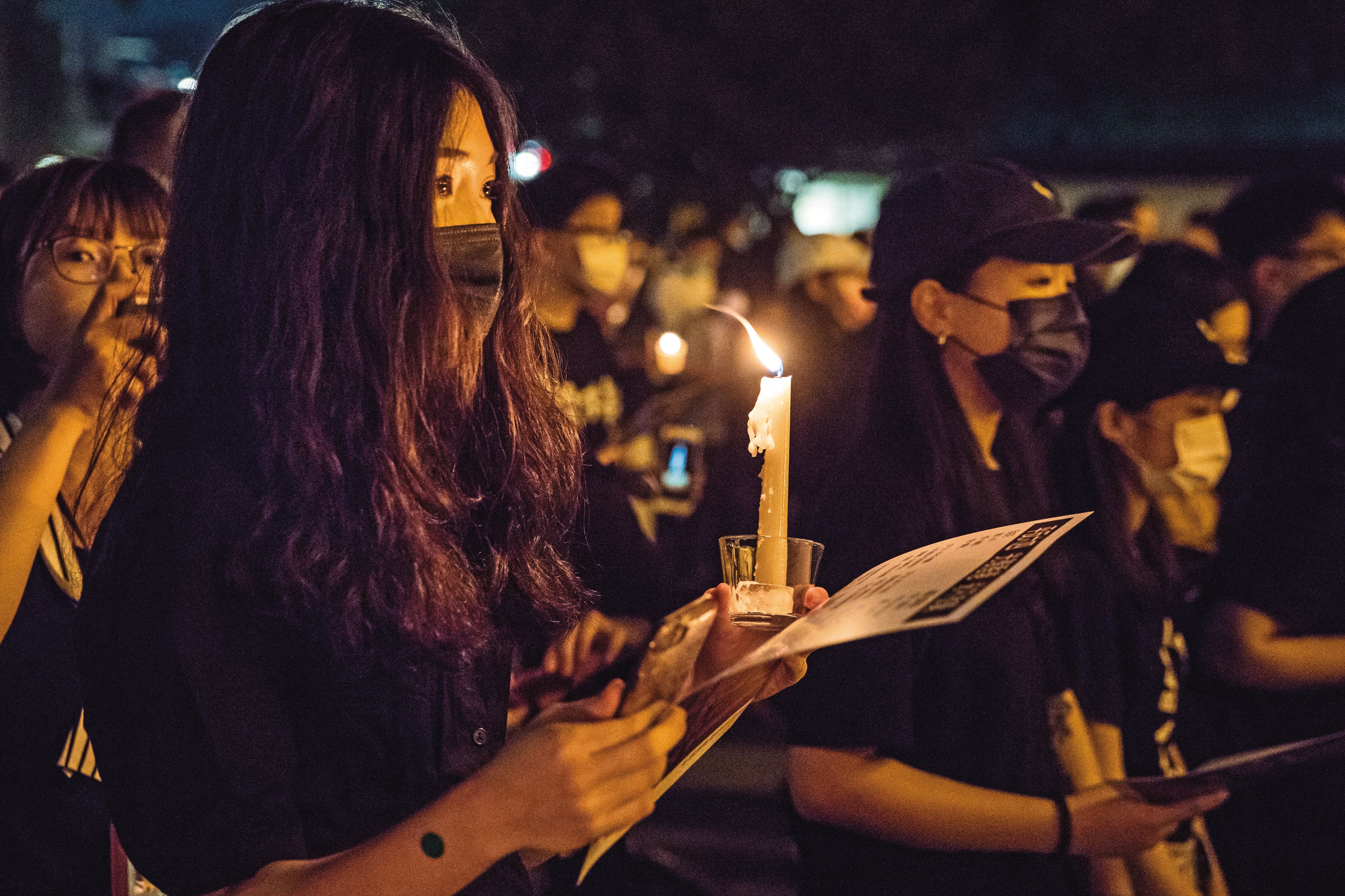 香港今年以防疫為由，首度禁止市民舉辦六四燭光守夜活動，在台港人自辦六四晚會，悼念活動在台北自由廣場舉行。