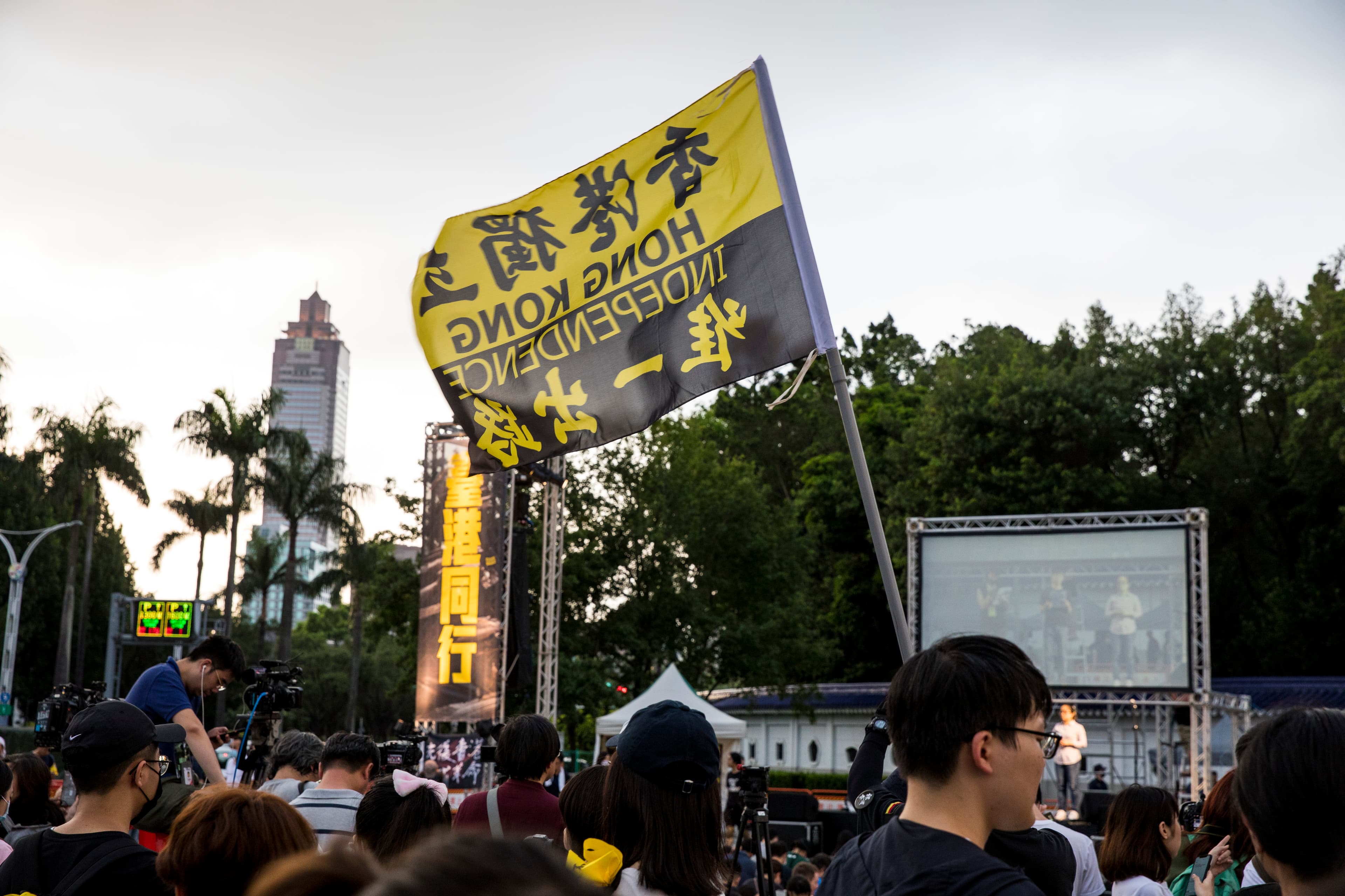 今年六月十三日，自由廣場舉辦了一場「抗爭未完，台港同行」的活動，現場聚集了七千人撐香港。