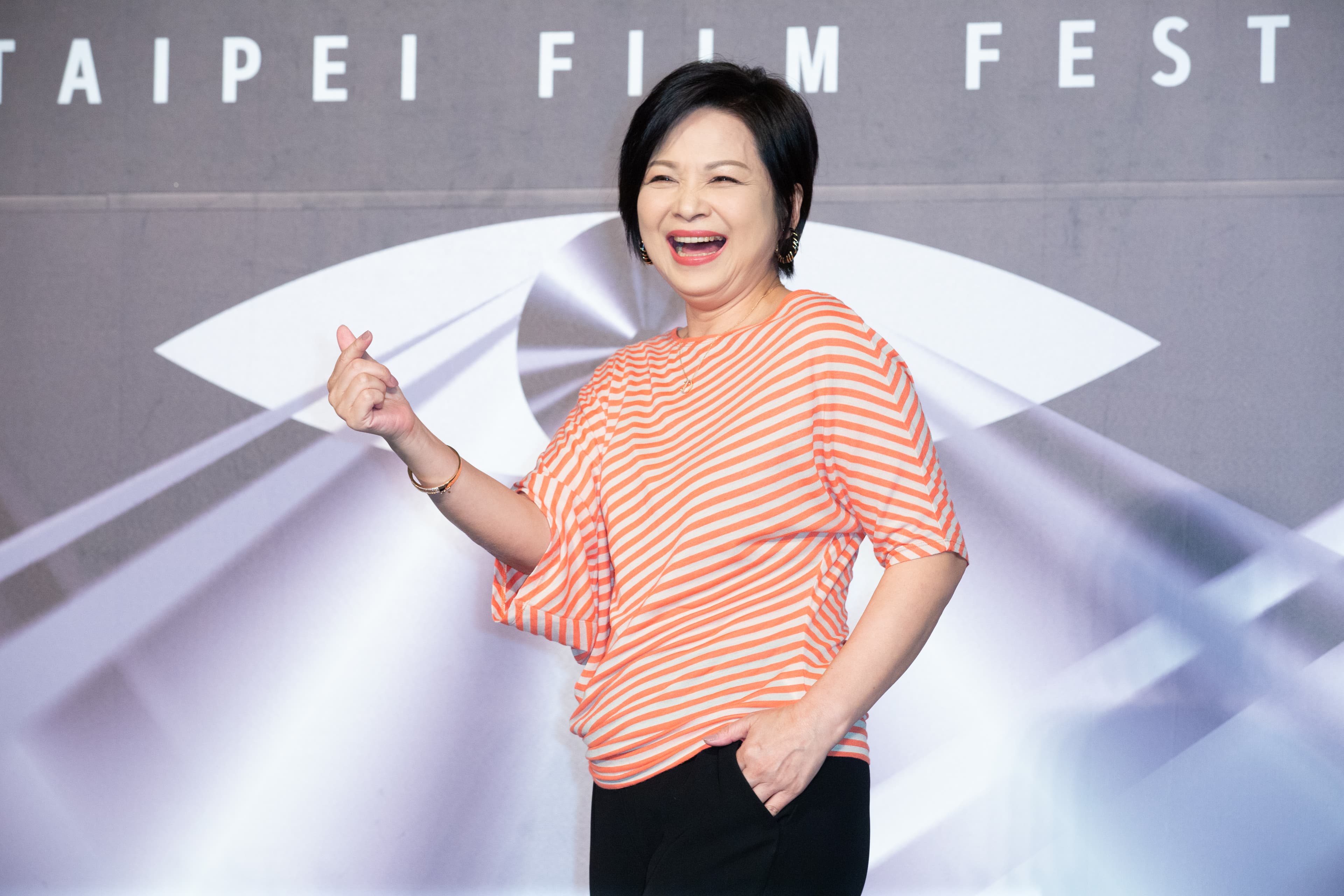 楊貴媚以影后之姿示範，拍照時肢體語言該如何搶鏡頭。