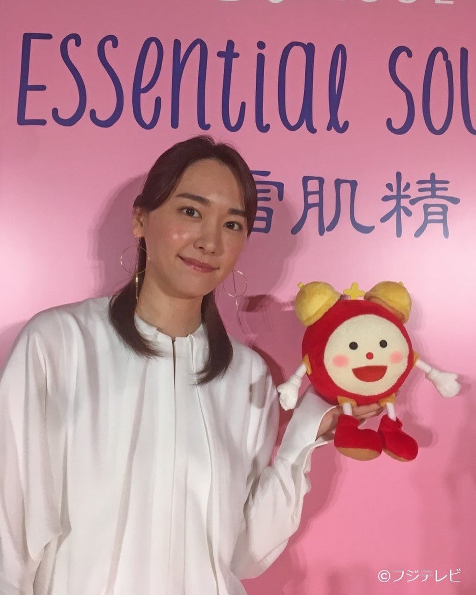 新垣結衣日前出席代言活動，也被拍到大餅臉與超油肌，還比平常更黑了三階。（翻攝自IG aragakiyui_fanspage）