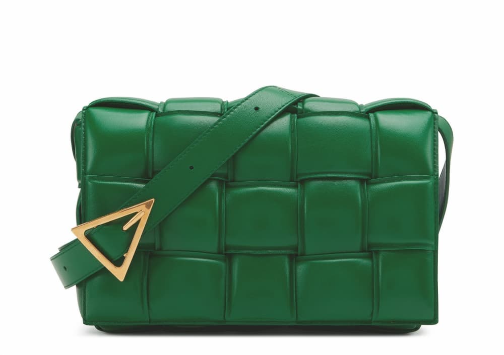 PADDED CASSETTE編織小羊皮肩背包。NT$88,500（BOTTEGA VENETA提供）