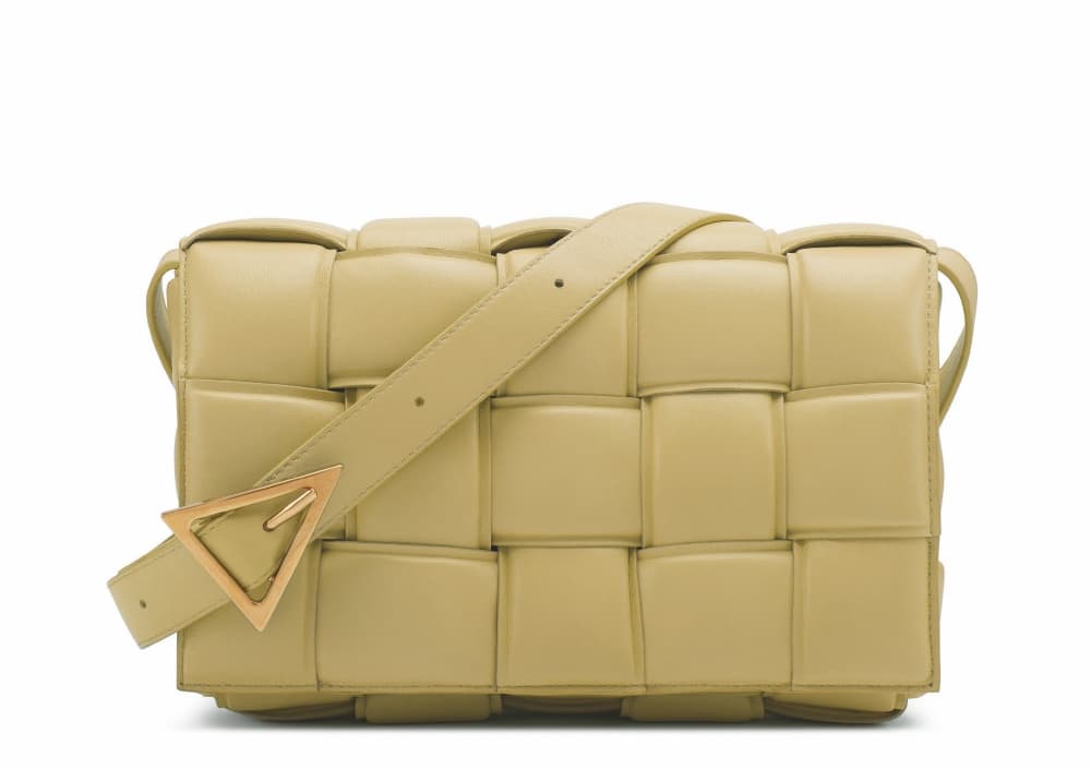 PADDED CASSETTE編織小羊皮肩背包。NT$88,500（BOTTEGA VENETA提供）