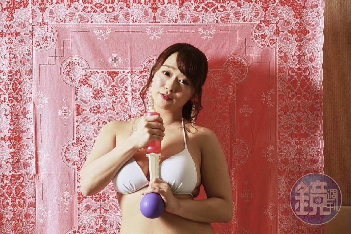 白石茉莉奈擁有相當性感的外表及豪乳，人妻的身份吸引許多粉絲。