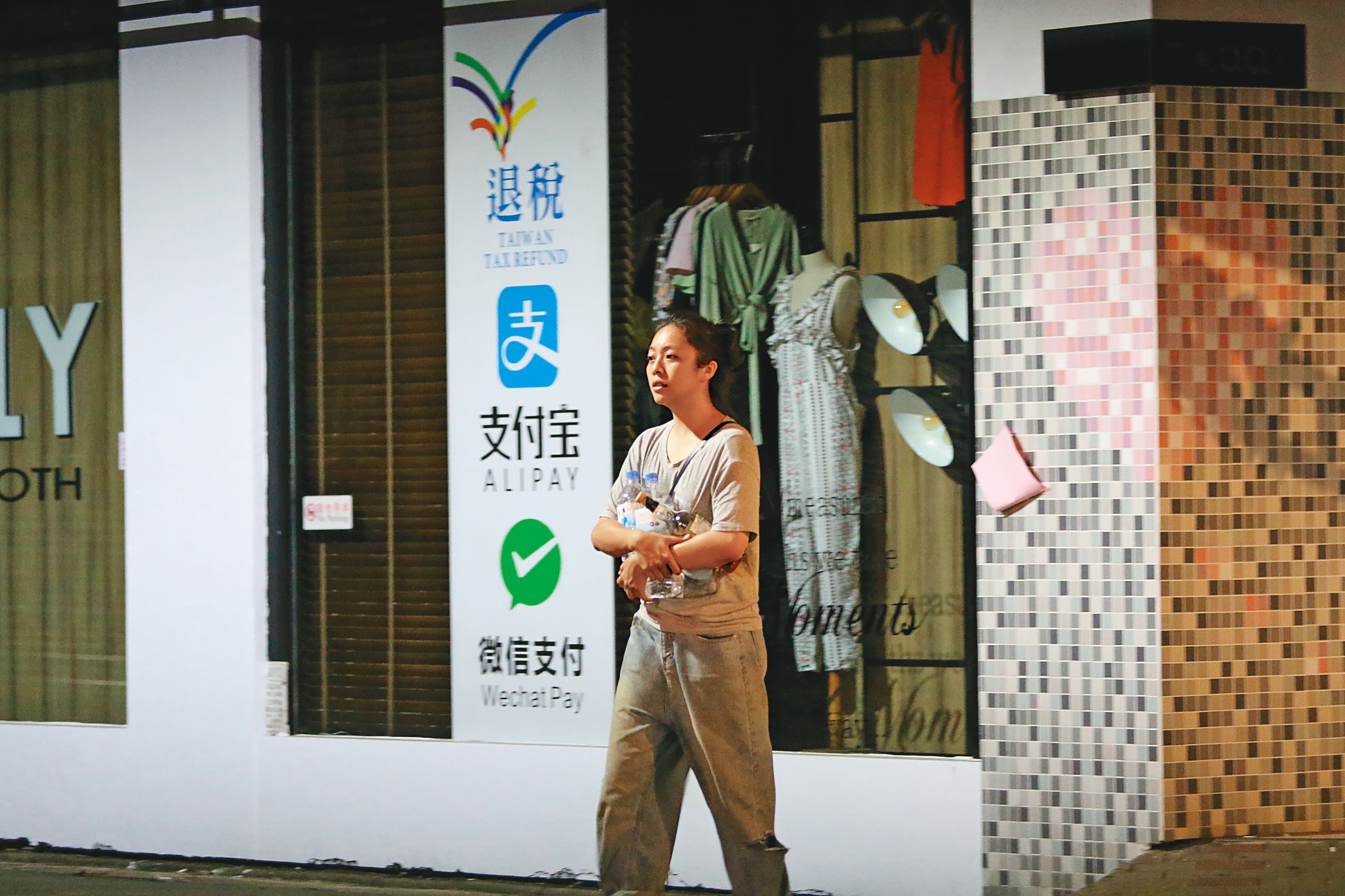 6月22日01：26 黃尚禾女友頭髮盤起、臉上毫無妝容，身材略具肉感，但濃眉大眼的長相頗為清秀。