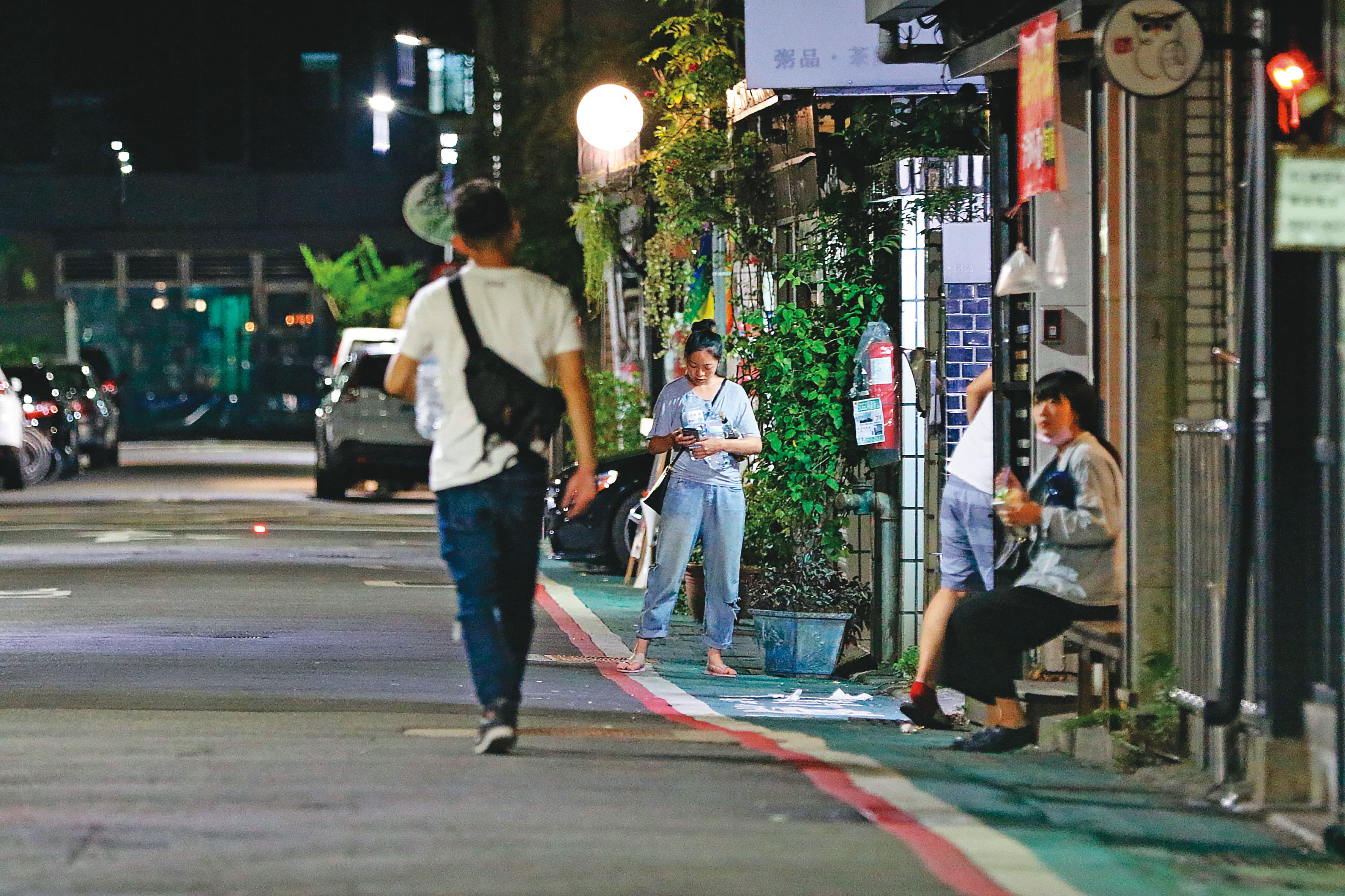 6月22日01：28 黃尚禾女友先走回自家門口，黃尚禾跟上後兩人才一起進門。