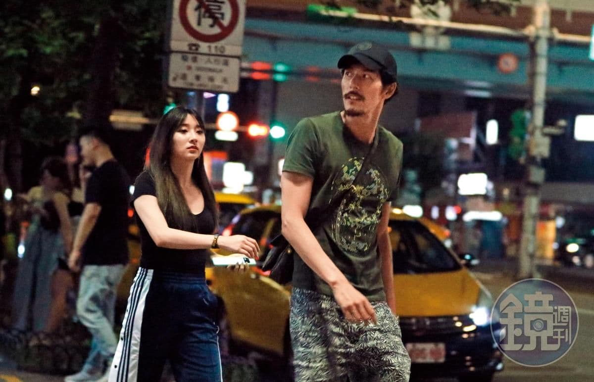 去年6月，本刊捕捉到穿著輕便、頭戴黑帽的郭鑫，和E奶妹女友從台北市東區錢櫃走出。