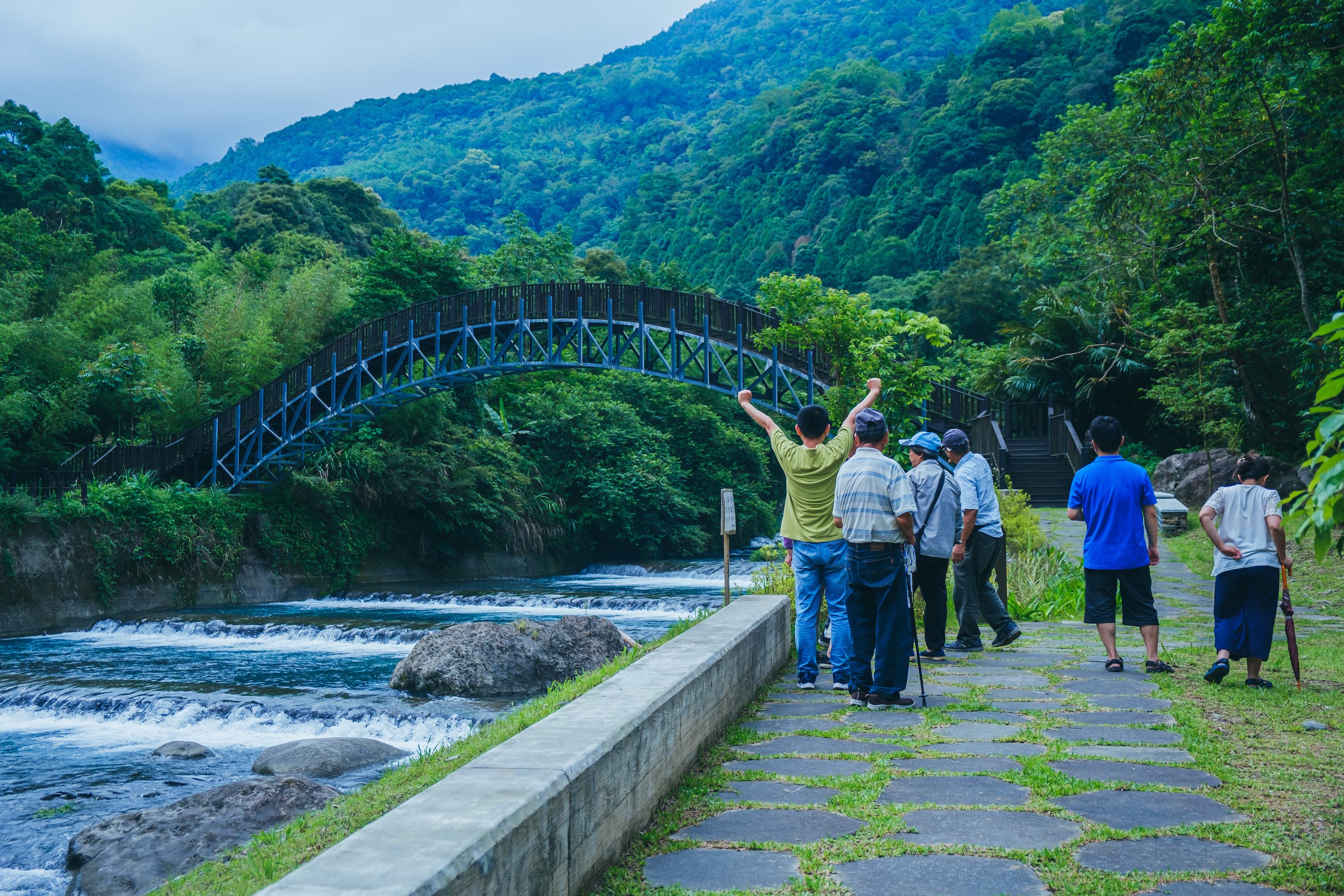 沿著溪谷慢慢行走至尾端時可到達蝴蝶公園，半月型的景觀橋可繞回至福山部落地區，續行溪瀧步道。