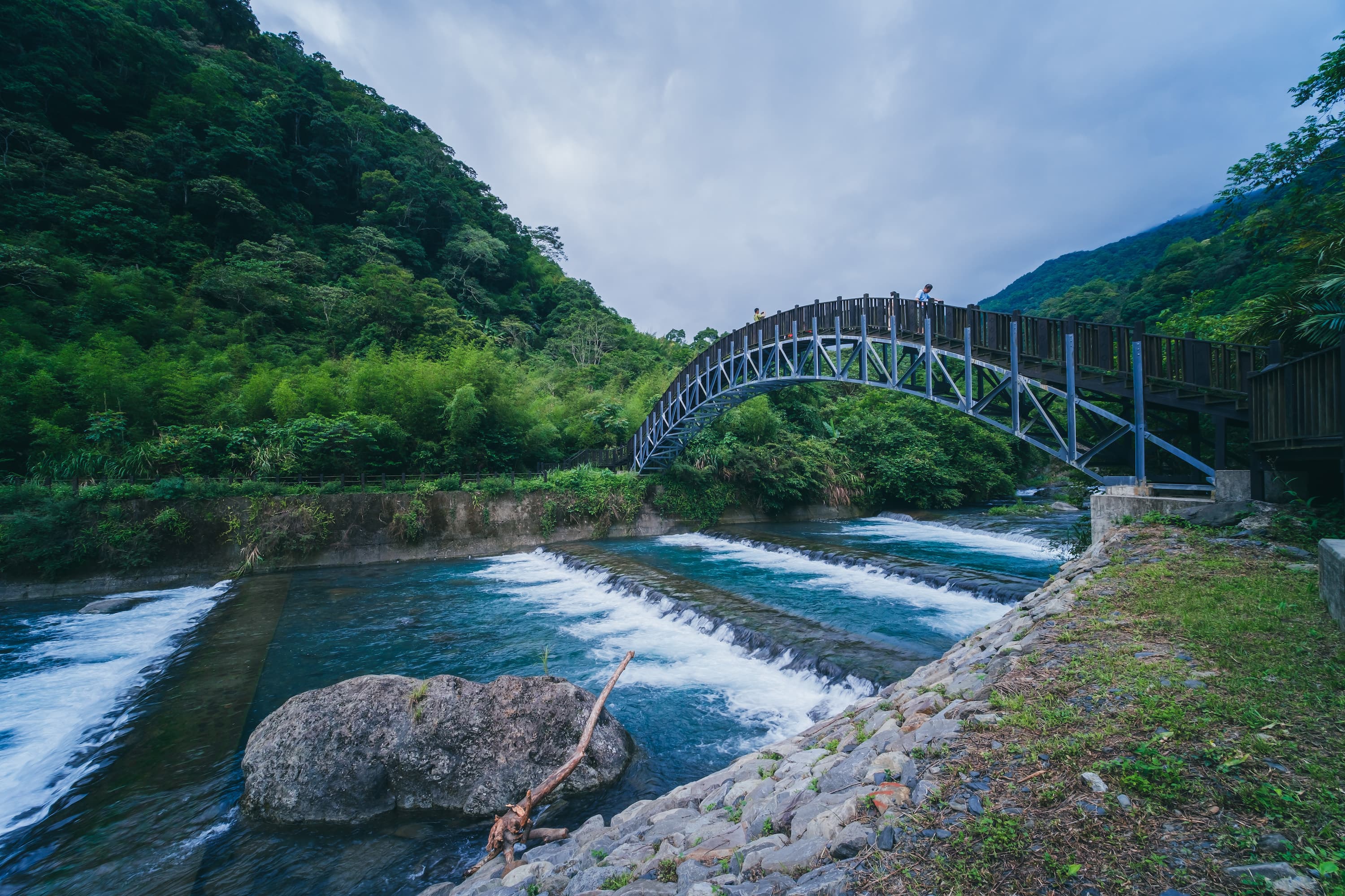 福山景觀橋，造型獨特，為跨越大羅蘭溪的鋼構拱橋，是福山的新亮點，橋下有攔沙壩與溪潭，站在橋上可欣賞溪谷、山巒風光。