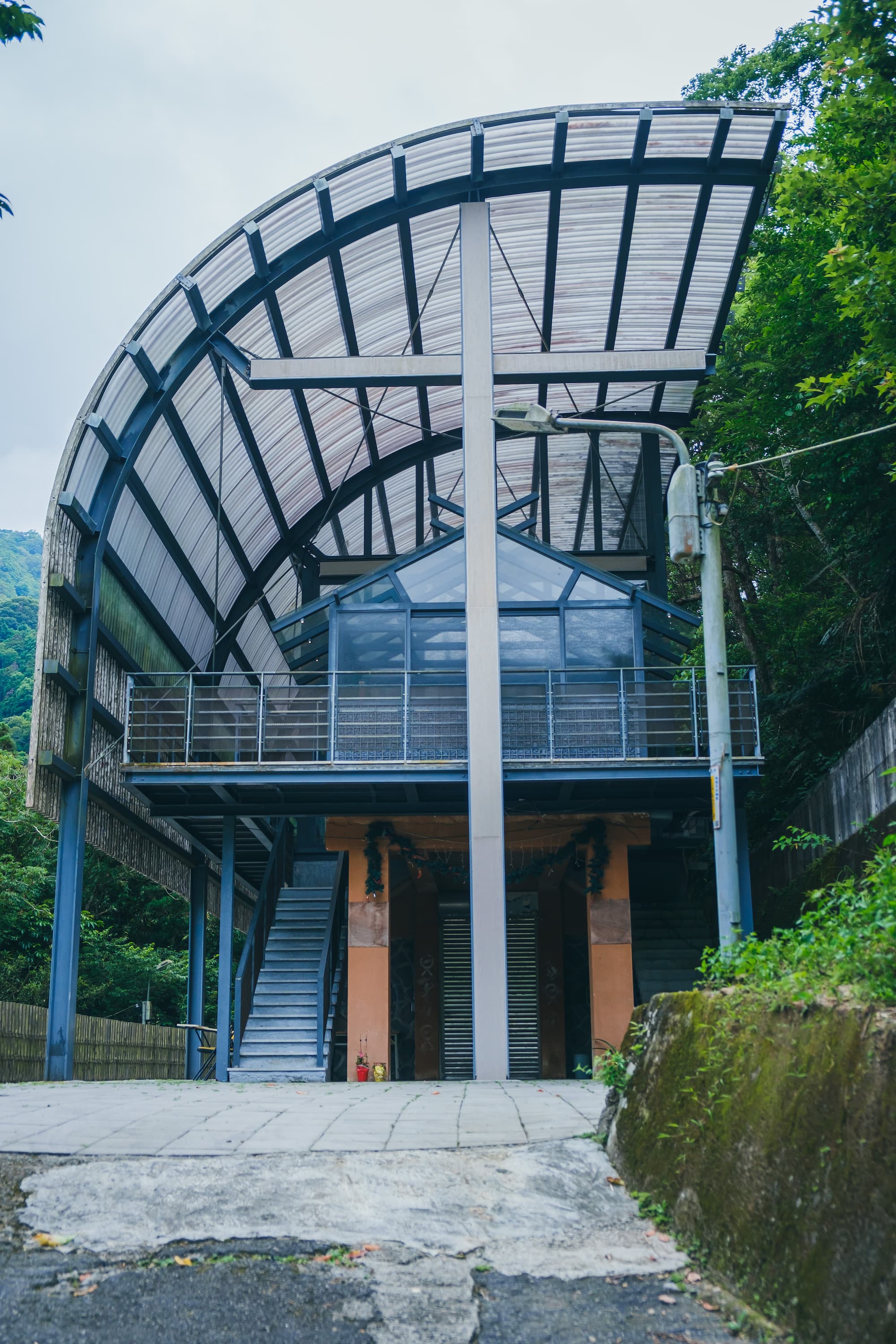 沿著部落道路可到達福山教堂，是由飾演賽德克巴萊的林慶台牧師募款重建，獨特的造型象徵當地的信仰，重新帶來生命的教導與方向。