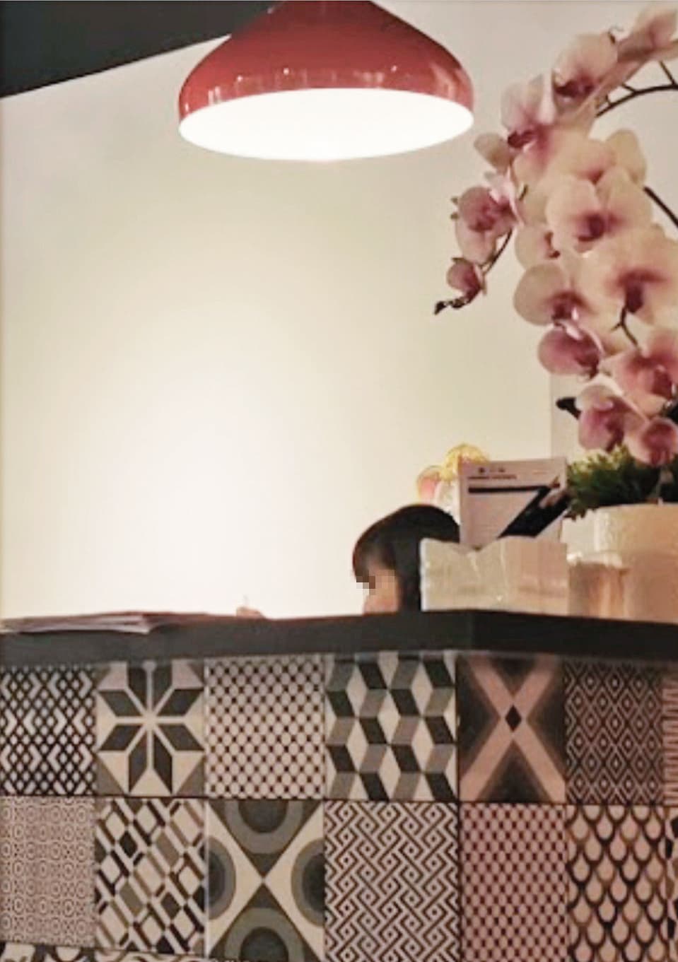 假富商鄭楚豪和盛女（圖）在麻六甲店內忙進忙出。（讀者提供）