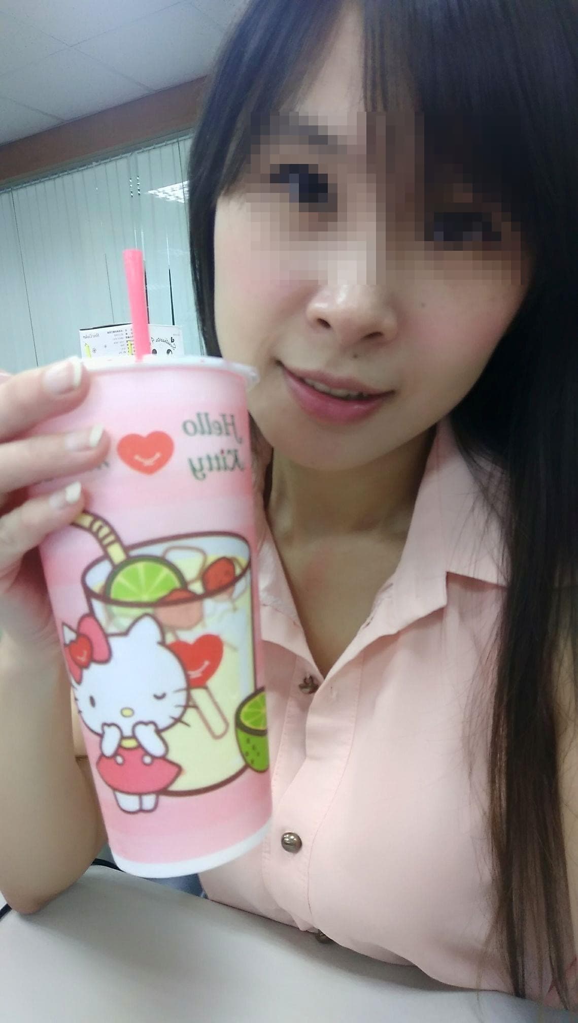 盛女現年37歲,原本是施房茶的顧客。(翻攝臉書)
