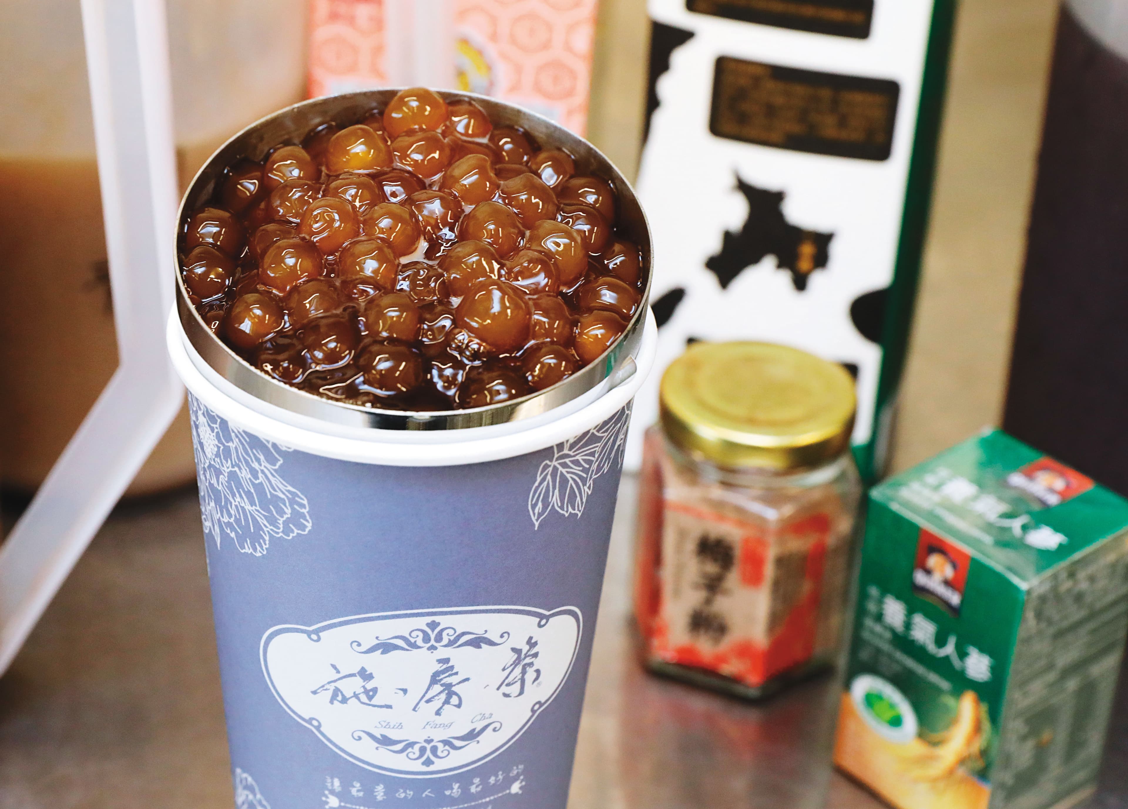 施房茶自創的「雪珠人蔘鮮奶烏」大杯要價255元，被稱為全台最貴珍奶。