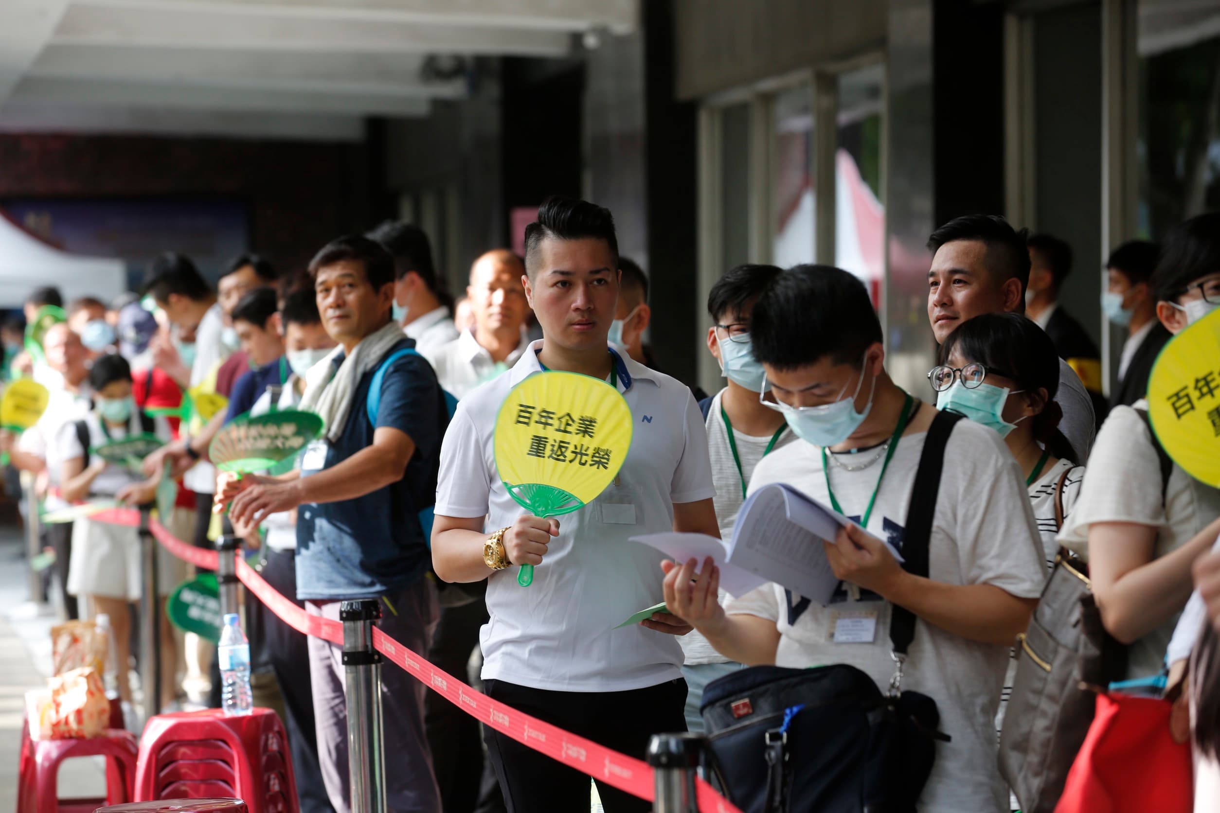 台北市中山北路上的大同公司門口一早就不平靜。