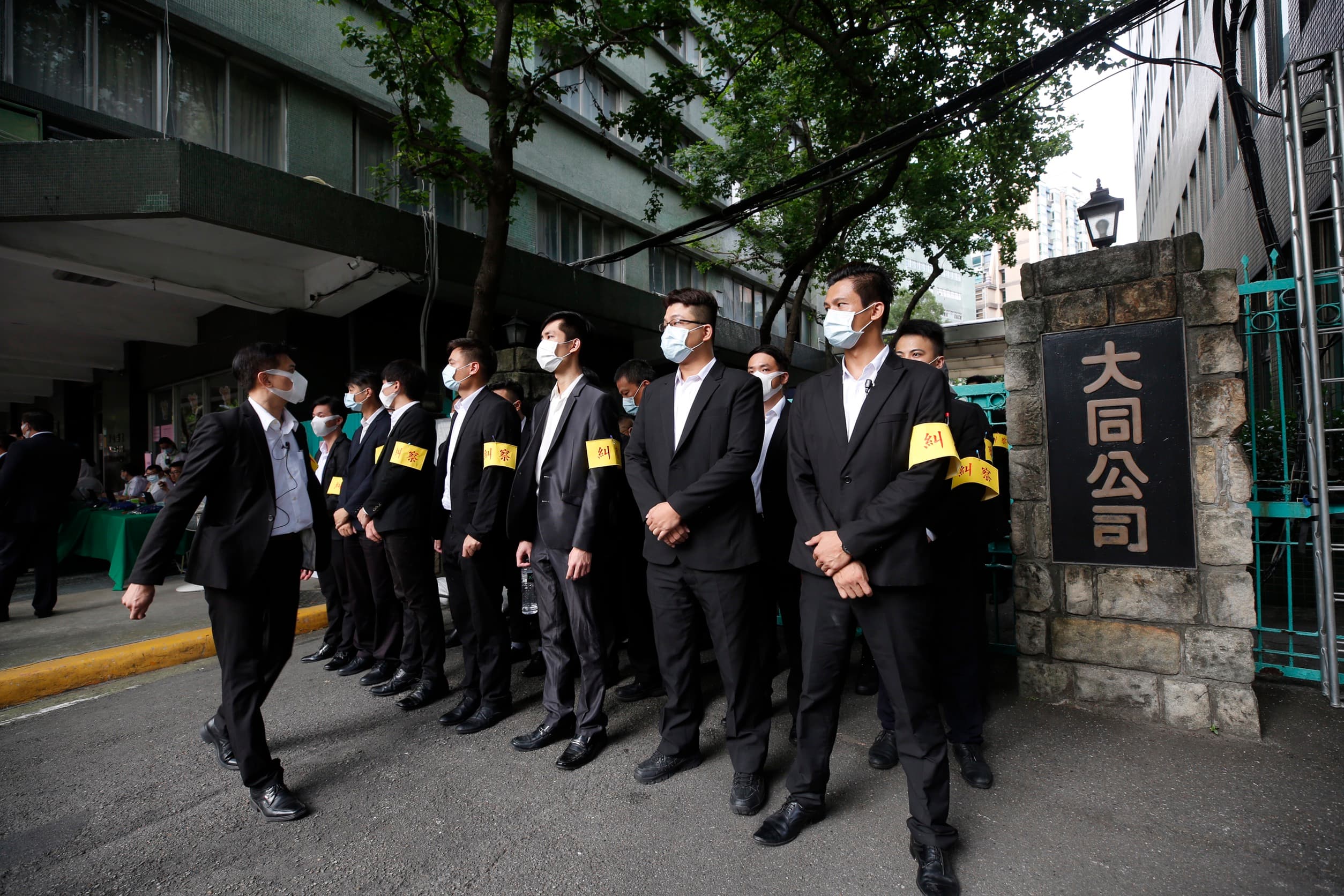 大同公司派找來大批黑衣人士組成人牆，股東會現場相當混亂。