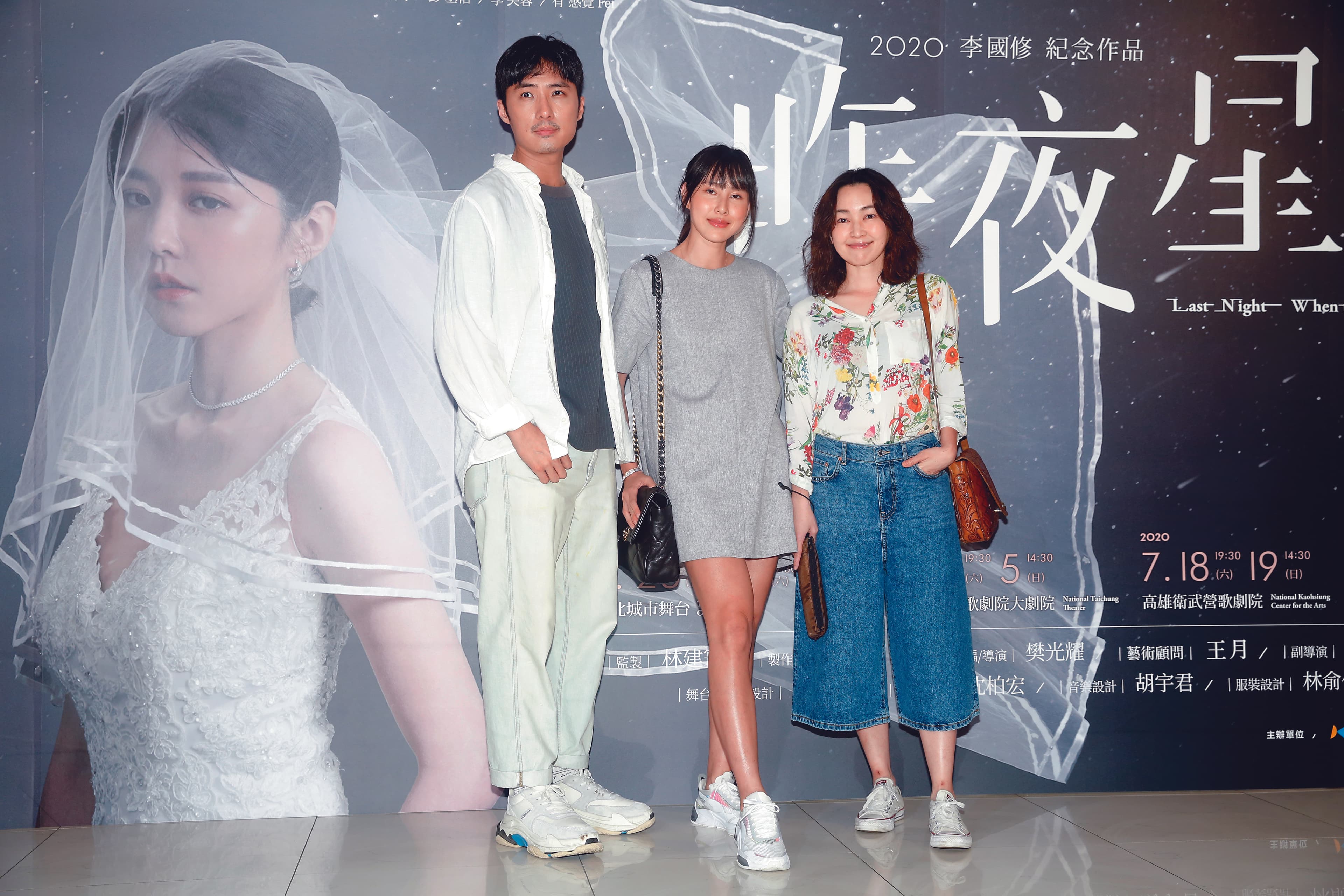 李運慶（左起）、房思瑜及蔡燦得一起出席活動，巧妙避開同框周曉涵。
