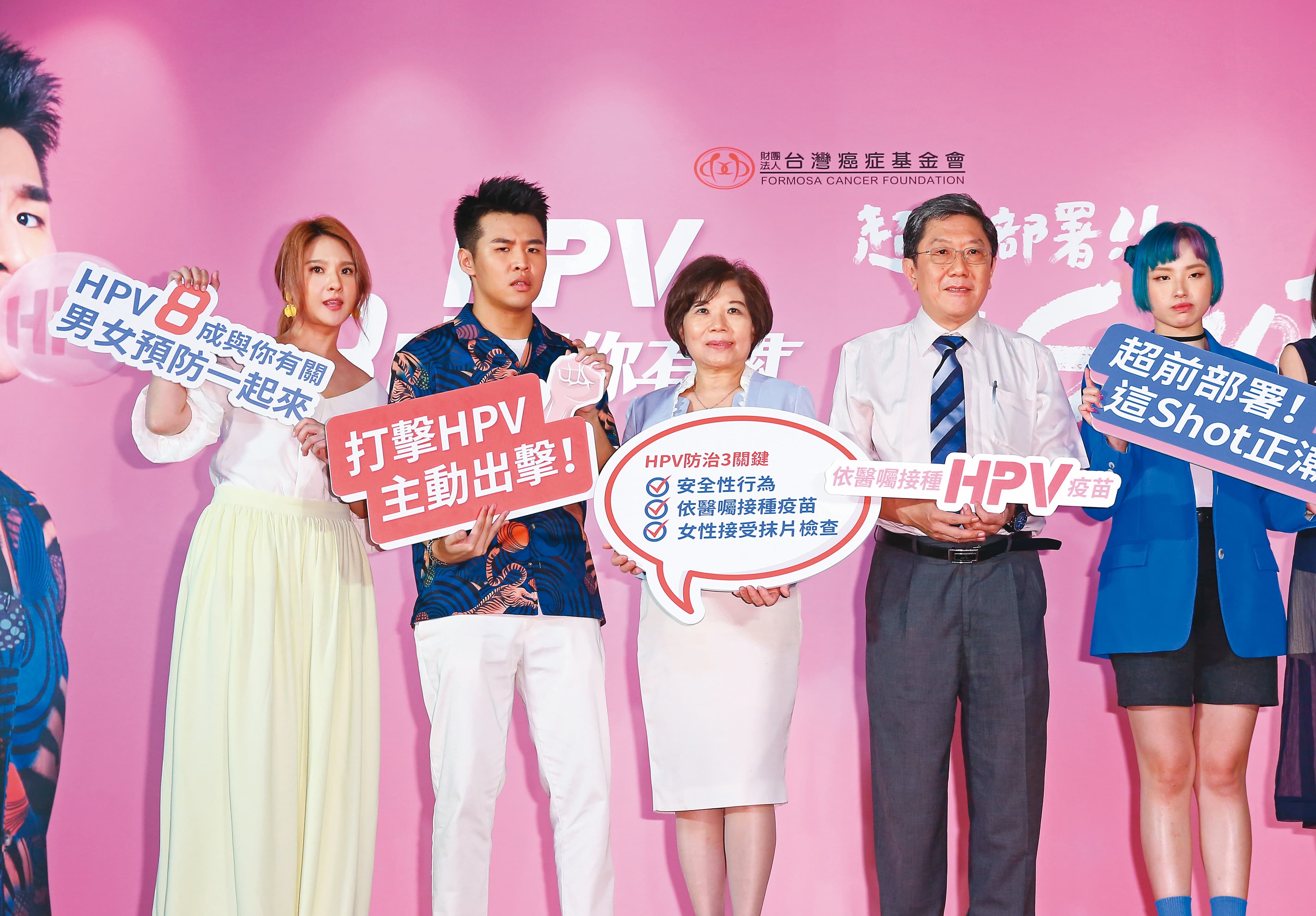 明明就很資深，不過排排站時郭靜（左一）的位置比什麼屁孩Ryan（左二）、水水Mizu98（右一）還差。