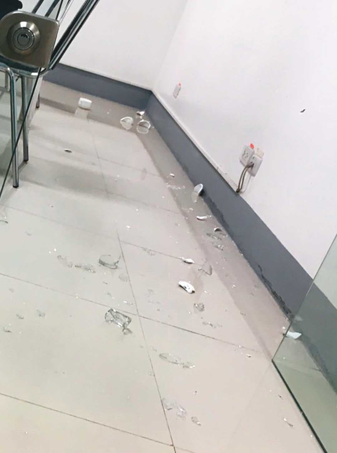 台幹爆料指出，新金寶營運長鄒孔訓開會不但會叫人準備玻璃杯讓他摔，還會飆罵台幹。（讀者提供）