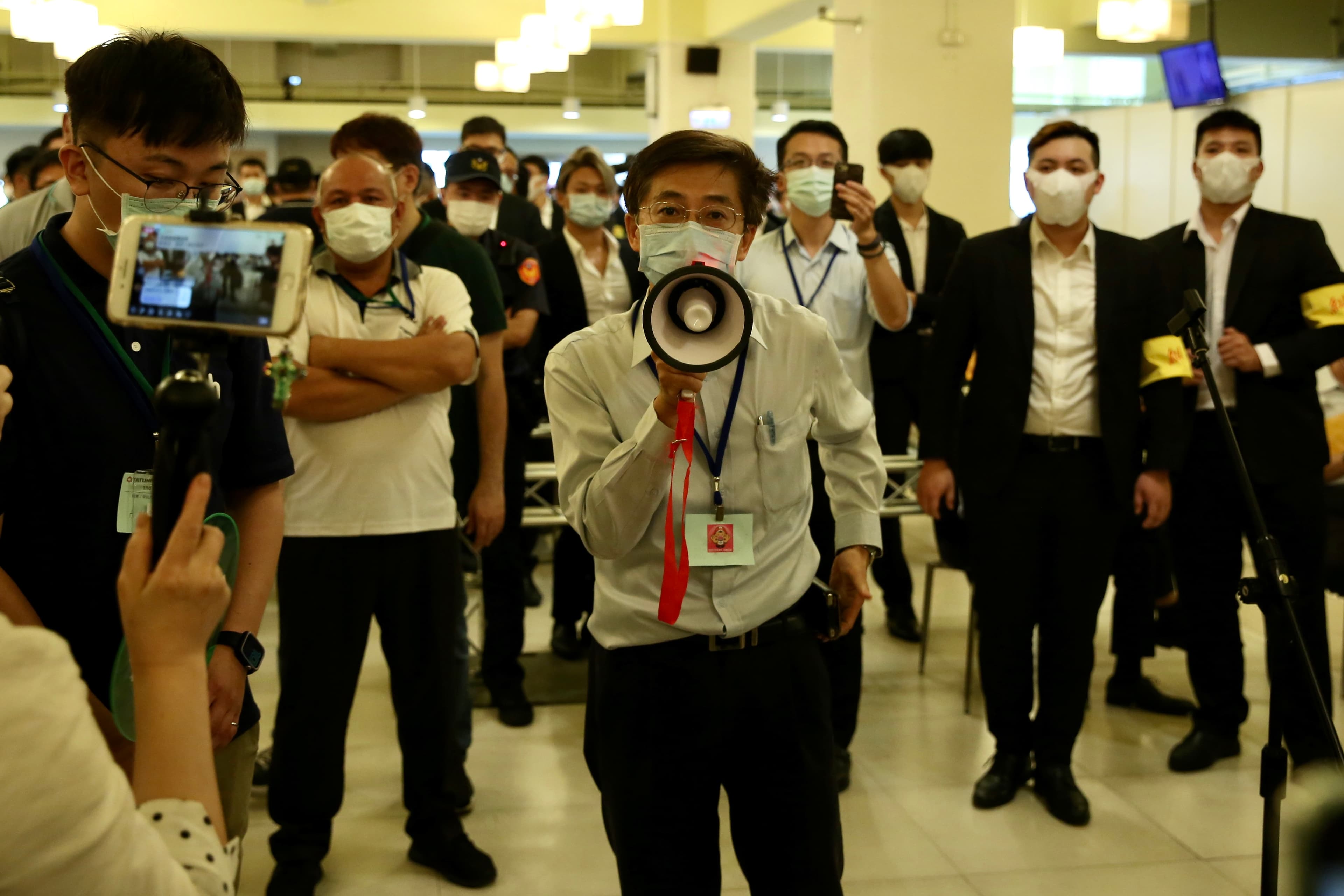 投保中心上台發言，認為大同公司派嚴重損害股東權益。圖為投保中心代表人林俊宏律師