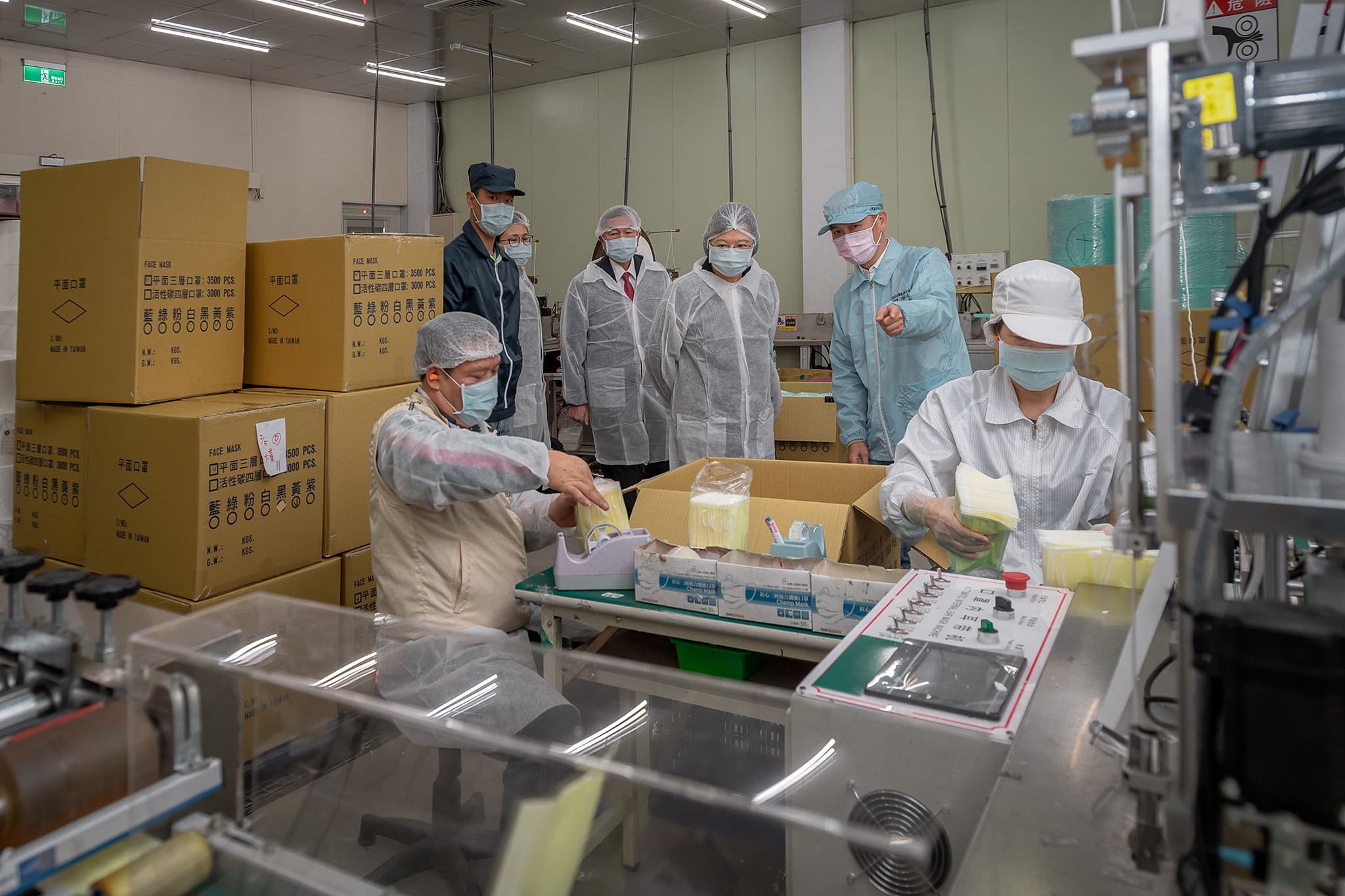 指揮中心決定口罩徵用延至12月底。（總統府提供）
