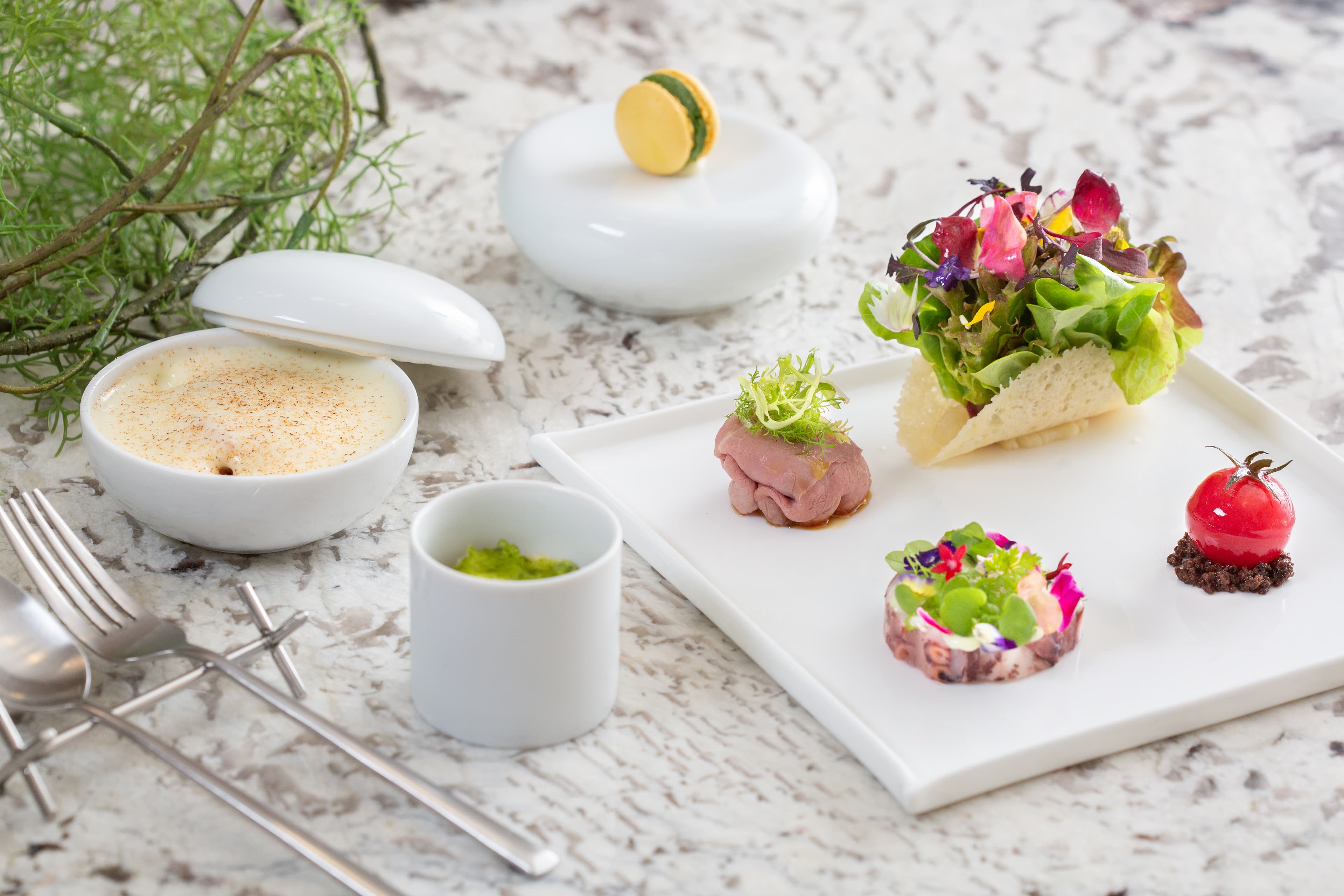 「開胃小菜」有主廚塔可、番茄凍、章魚凍、小牛肉、抹茶起司馬卡龍、海鮮和冰沙。（3,680元套餐前菜）