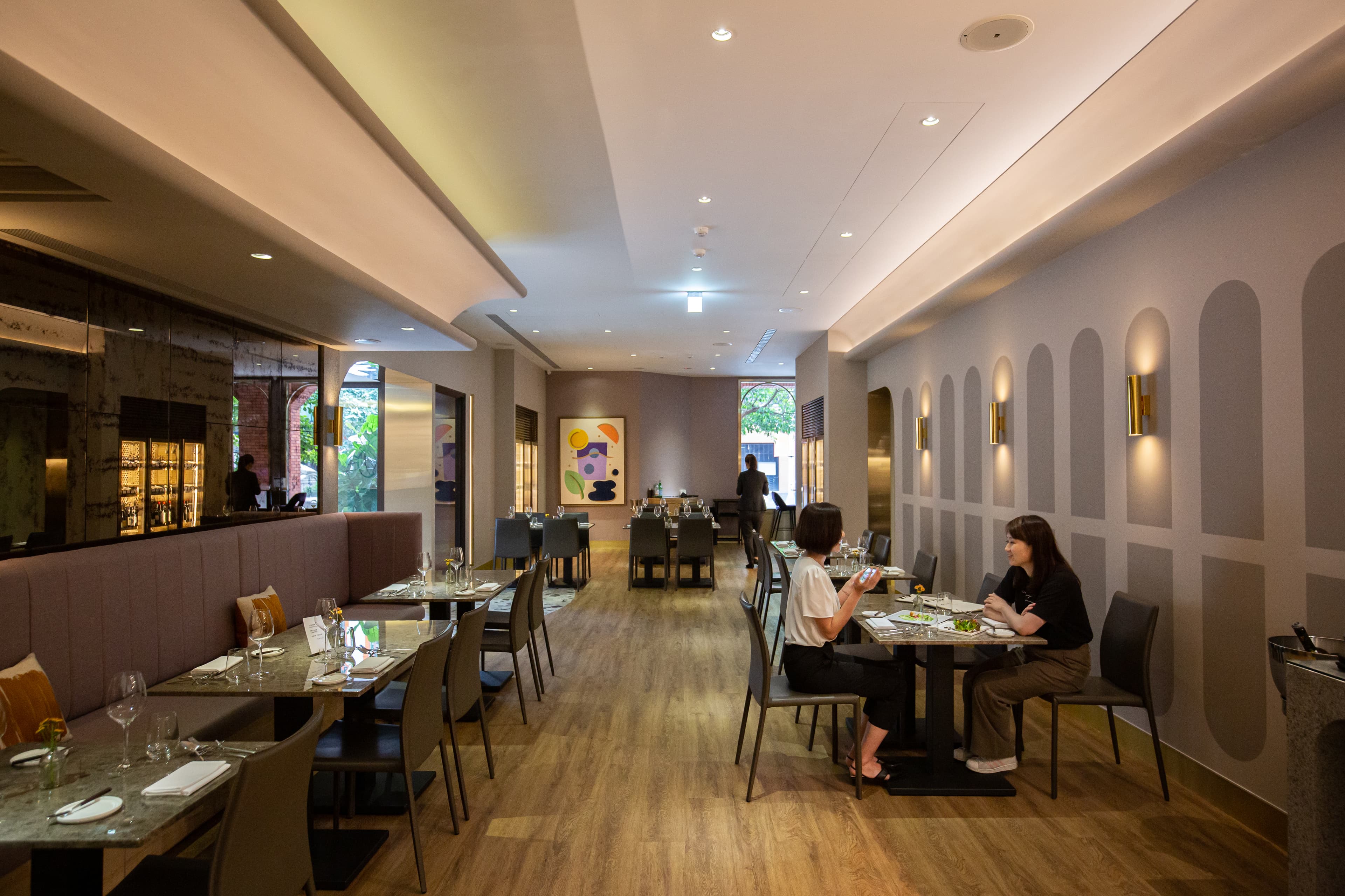 餐廳命名為CROM，源自Chroma彩度，將當令鮮活食材收進盤中。