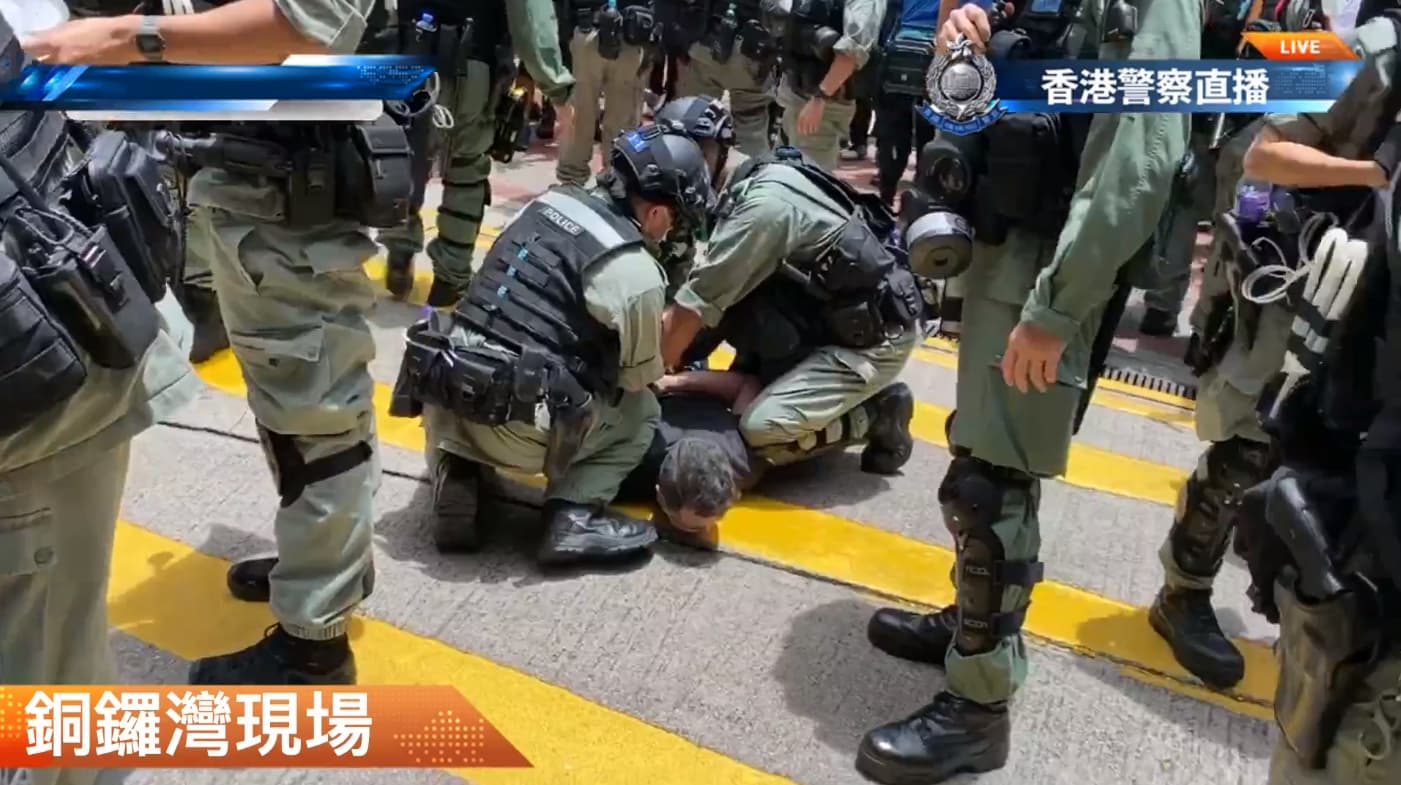 香港警察在抗議現場逮捕立法會議員尹兆堅。（翻攝香港警察臉書）