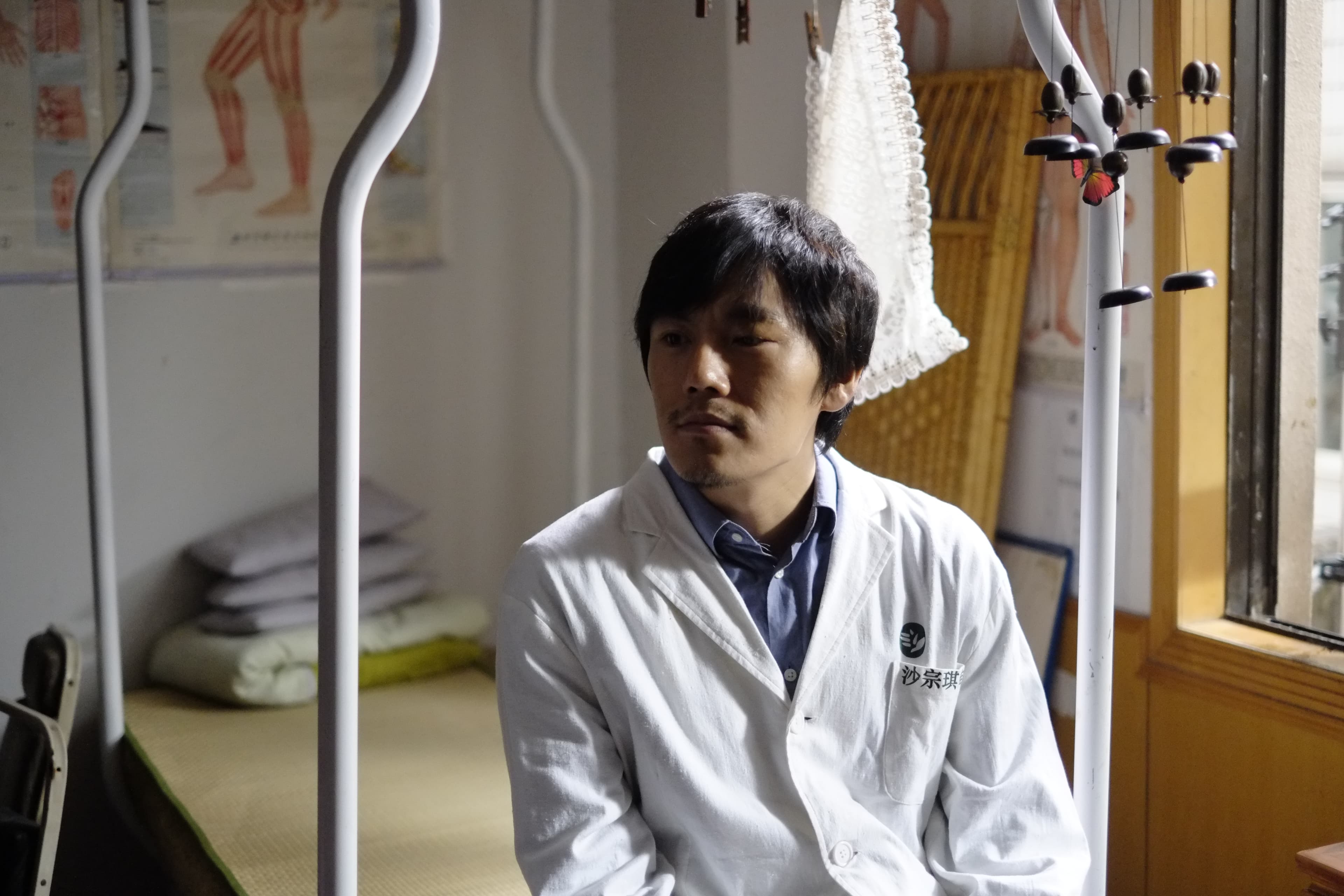 奏昊在《推拿》中演出樂觀的盲人，為了追求傳神自然的演出，苦了自己的眼睛。（前景娛樂提供）