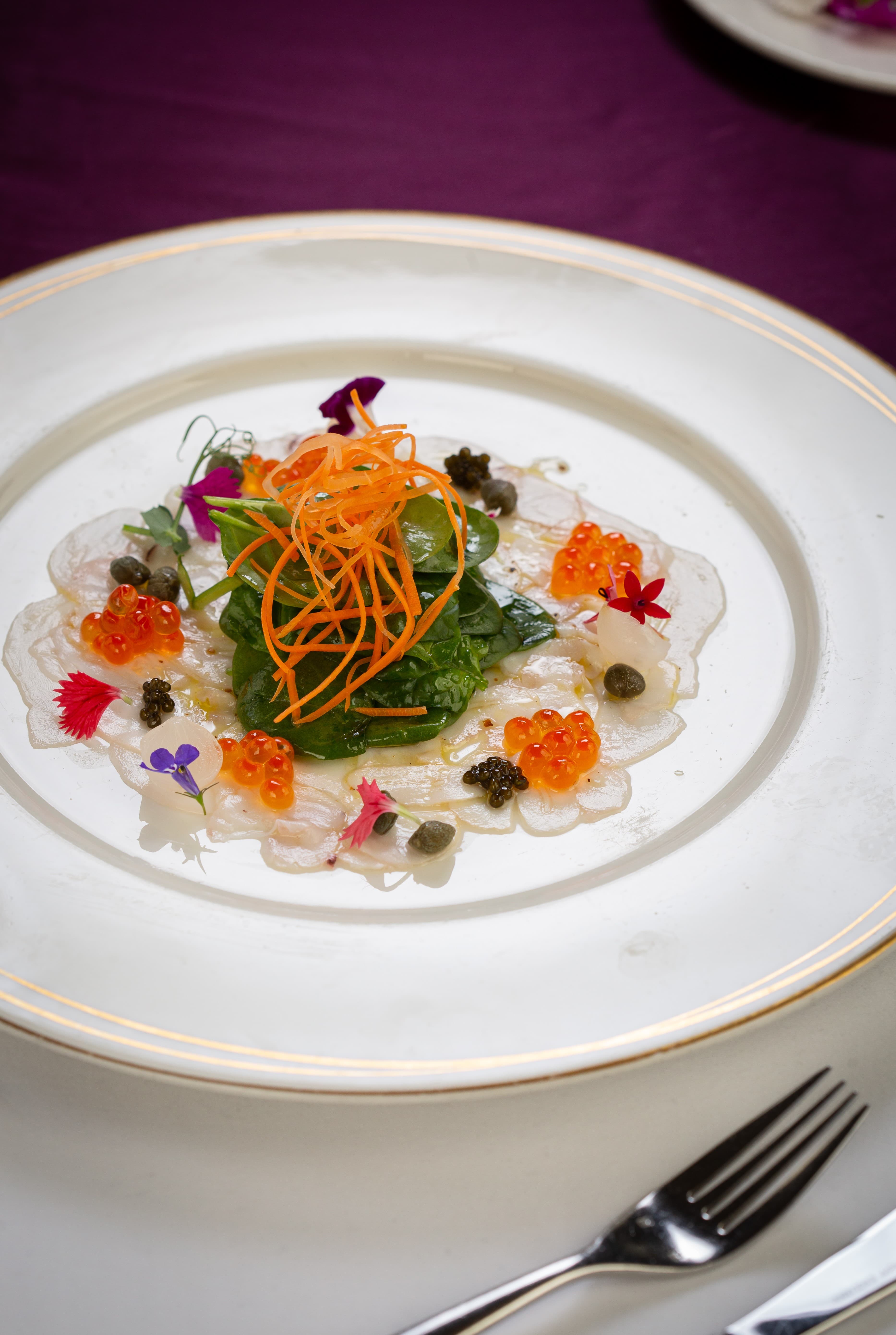 「義式章魚薄片搭配菠菜葉及鮭魚卵」用檸檬汁、蒜頭、巴西里葉，清爽開胃。（480元／份）