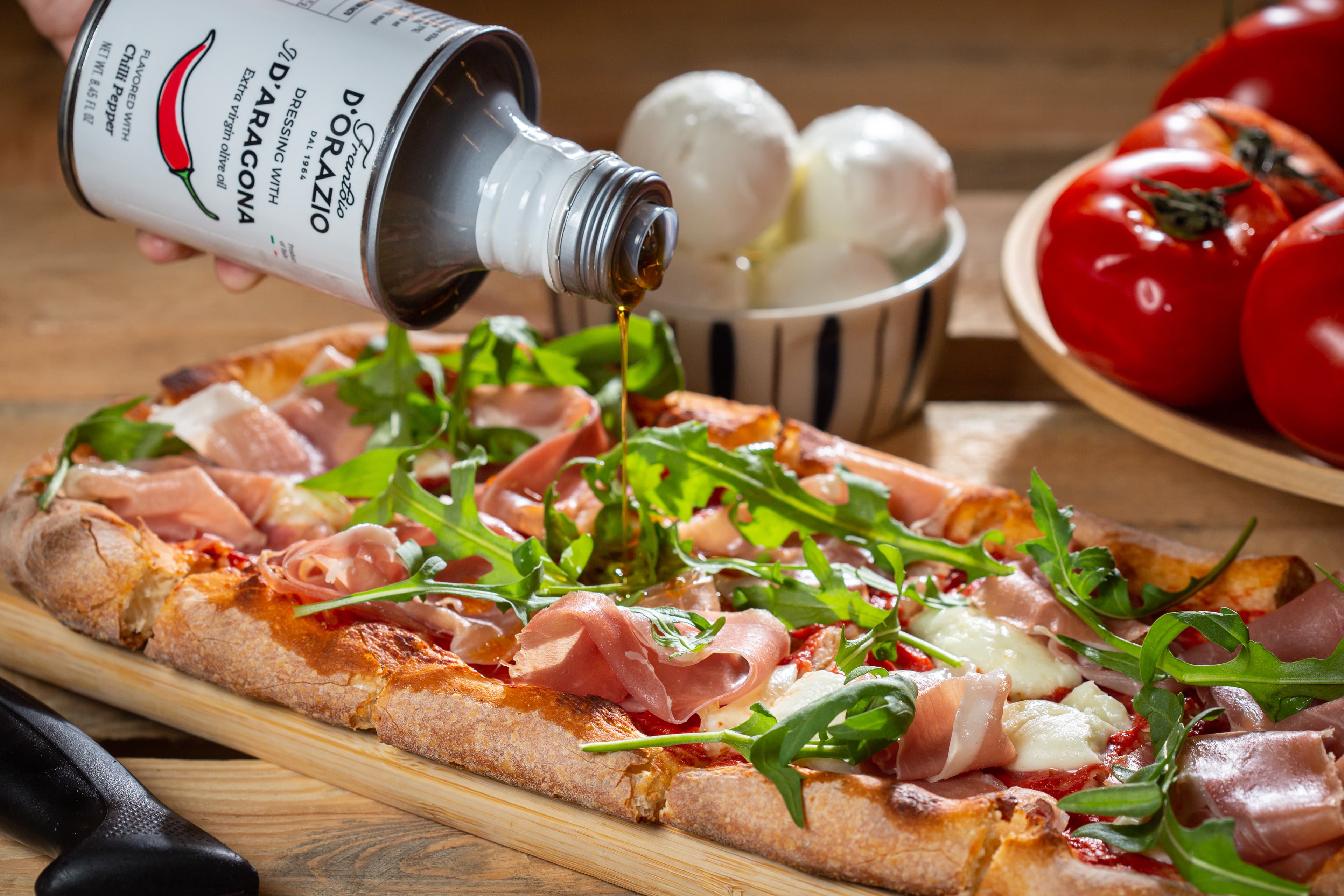 「Prosciutto & Rocket Pizza」（460元／份）淋「辣椒橄欖油」（左上，585元／罐）辛辣惹味。