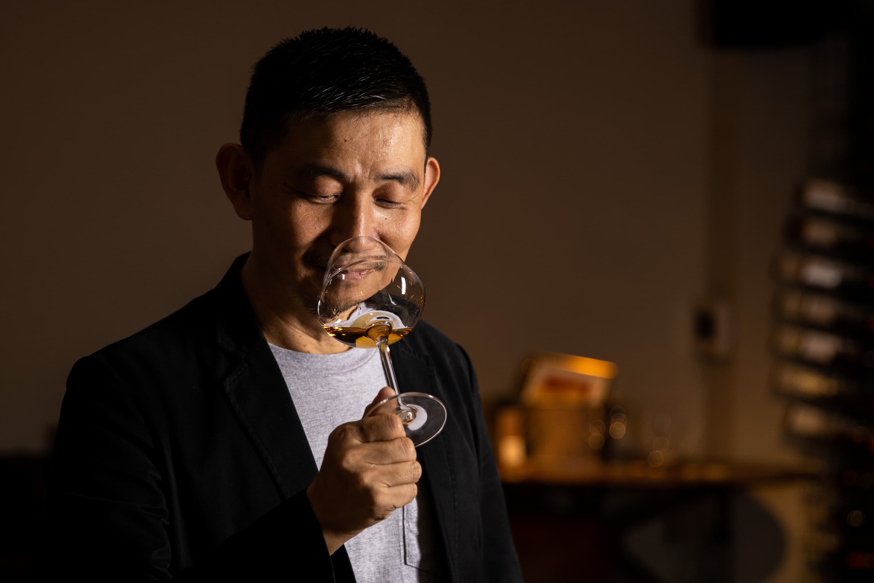 葡萄酒作家林裕森致力於推廣自然派葡萄酒。（葉琳喬攝）