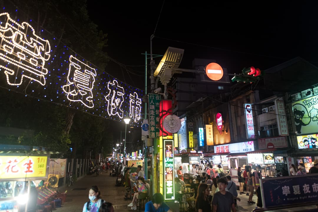 寧夏夜市是小吃的華麗舞台，唯有實力派才能屹立不搖。