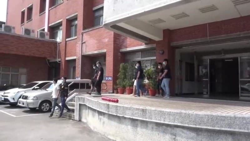警方訊後將莊嫌（首位白衣）等人移送法辦。（翻攝自畫面）