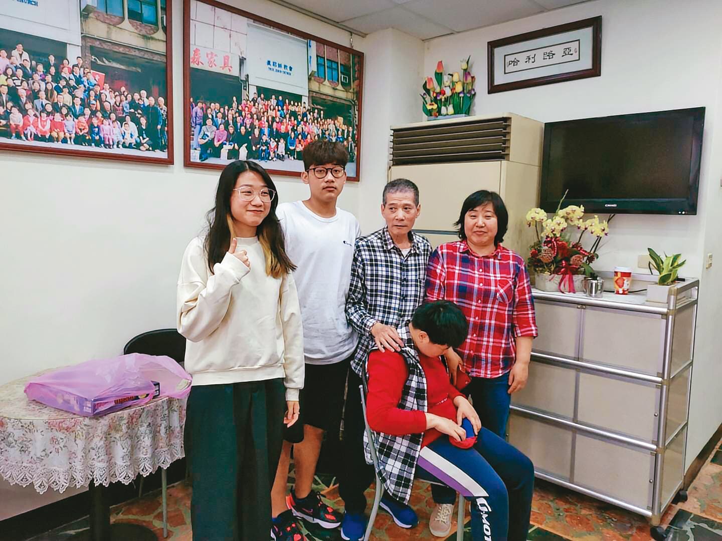 祈文瑛（後右1）一家5口今年過年時於教會所拍攝的全家福。大女兒（前）拍照時並不喜歡看鏡頭。（祈文瑛提供）