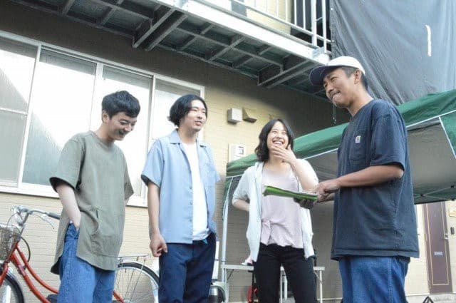 三宅唱（右）兩年前推出電影《你的鳥兒會唱歌》找來新生代實力派演員合作，在國內外都獲得極高評價。（翻攝《你的鳥兒會唱歌》Twitter）
