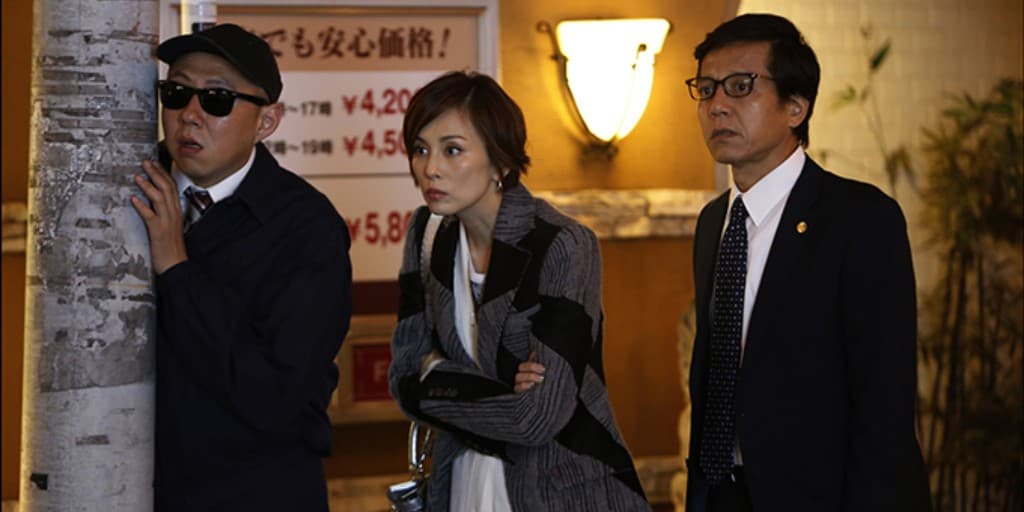 荒川良良（左）在米倉涼子主演的日劇《Legal V不敗律師》中飾演律師事務所中的一員，獨特的人設在他的詮釋下為故事更增添了幽默詼諧感。（翻攝《Legal V不敗律師》官網）