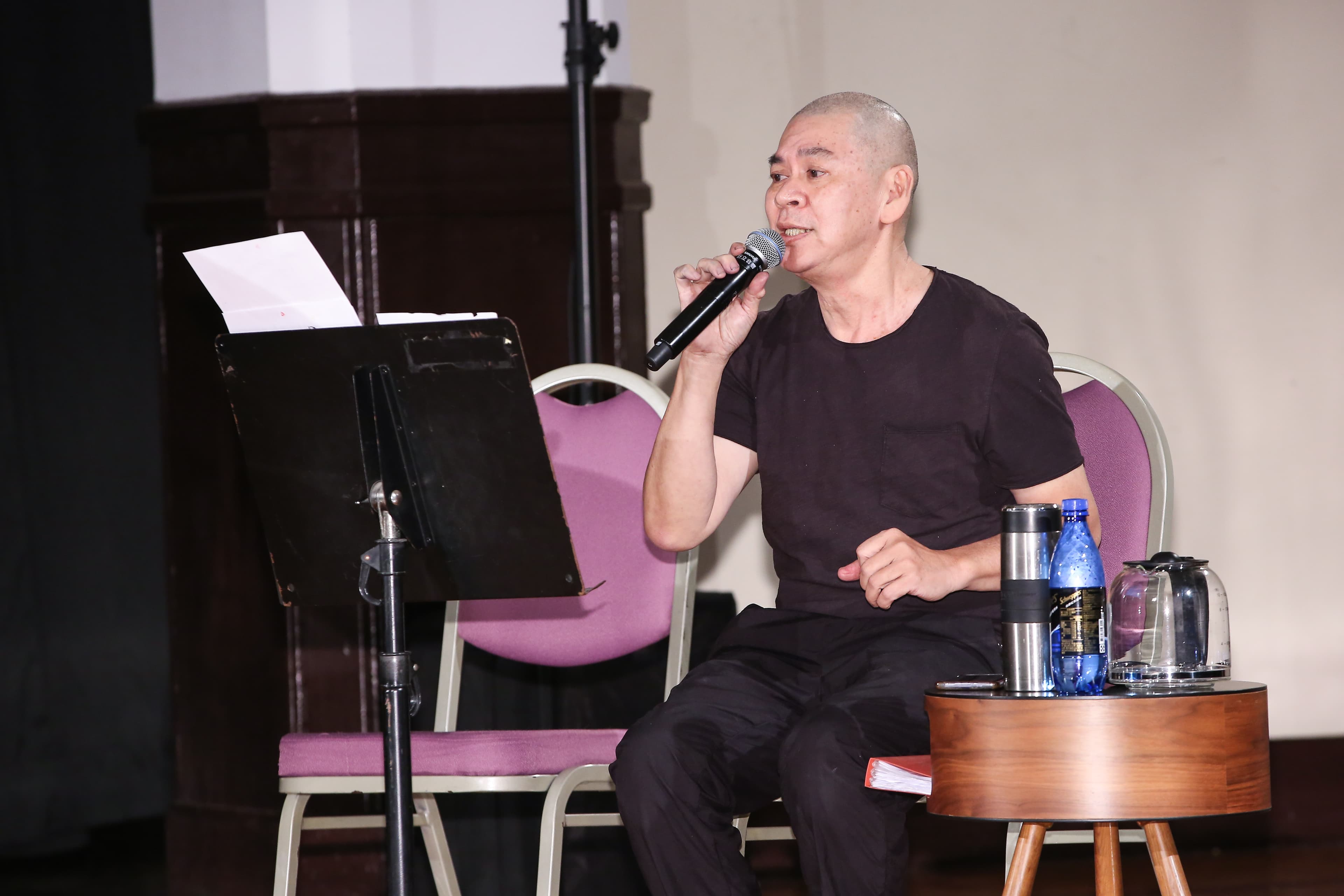 除了導覽畫作以外，蔡明亮也在活動會場演唱記憶中跟他連結甚多的國語老歌。