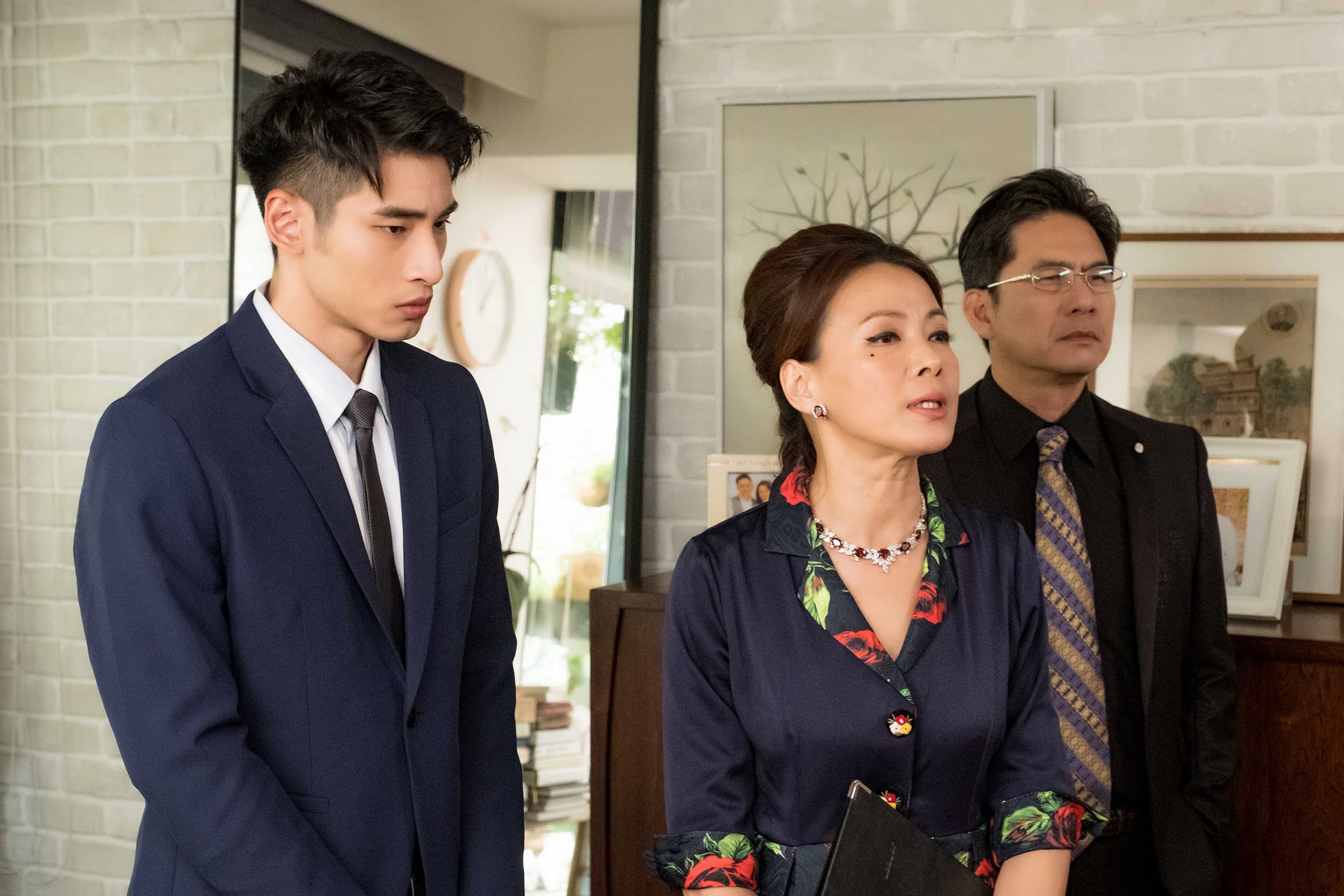 《姊妹們追吧》章廣辰（左起）、柯淑勤、洪都拉斯詮釋8點檔中謀奪家產的後代子孫。（東森提供）
