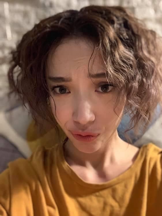 蔡淑臻被拍到與已婚白髮男深夜熱情摟抱，她表示是「基本禮節」。（圖/翻攝自蔡淑臻臉書）