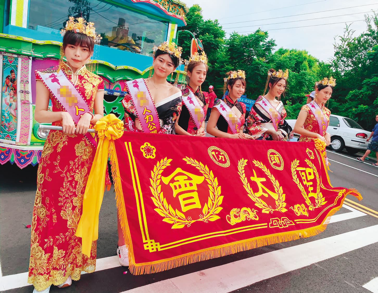 這群禮儀正妹除了提供喪禮服務，也常受邀出席宮廟活動。（受訪者提供）