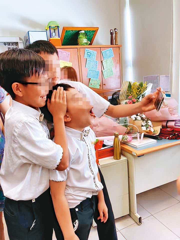 郁方小兒子今年6月畢業和同學們拍照留念。（翻攝自好門媳婦的秘密生活郁小方臉書）