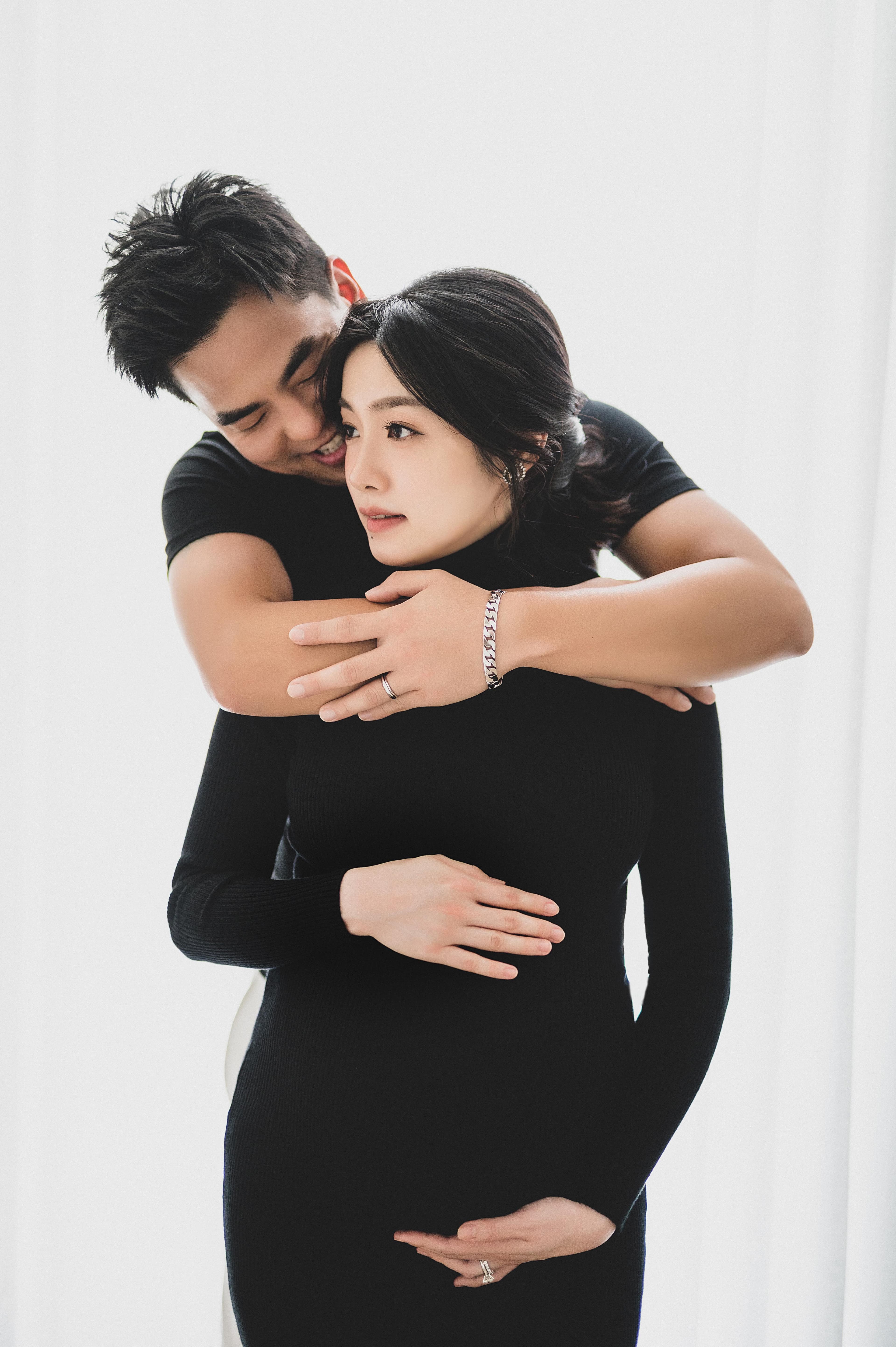 在結婚滿周年之際，柯有倫宣布老婆Donna預產期為今年8月10日。（LinLi Boutique提供）