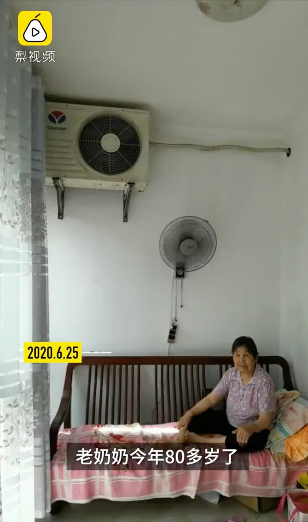 鄰居拜訪時才意外發現，廠商竟將室外機裝在老奶奶家的客廳裡。（翻攝梨視頻）