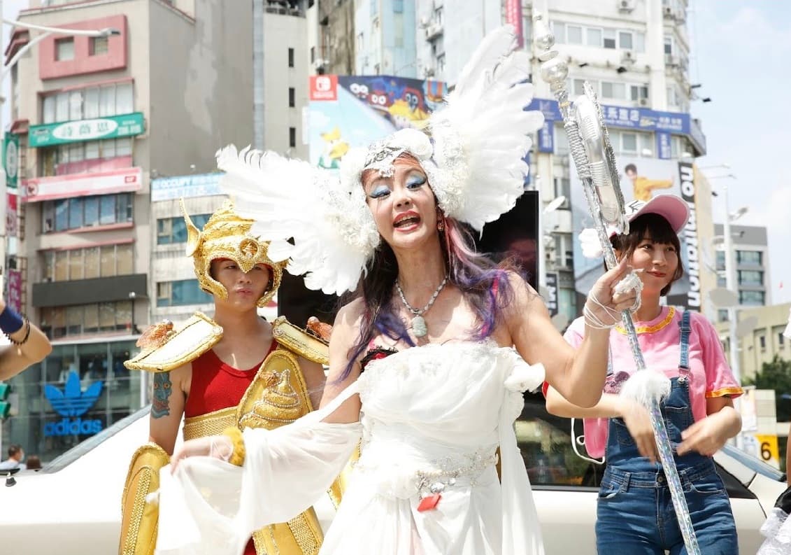 法拉利姐與吃屎哥合作新單曲〈呷賽〉。