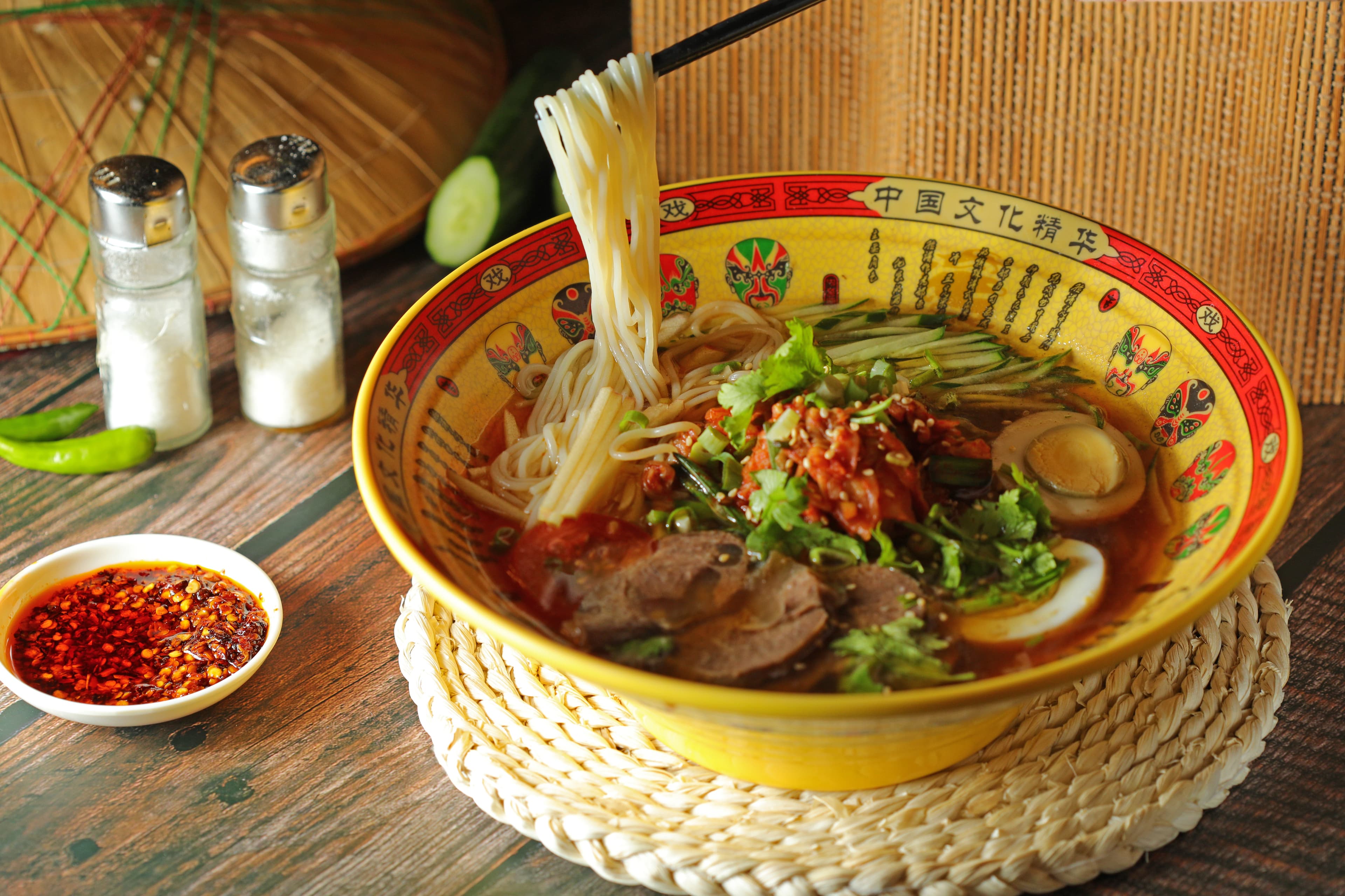 「北韓平壤冷麵」是東北人的主食，湯汁以牛骨、雞骨、花椒、八角、丁香熬成，搭配自製泡菜，清爽消暑。（180元／份）