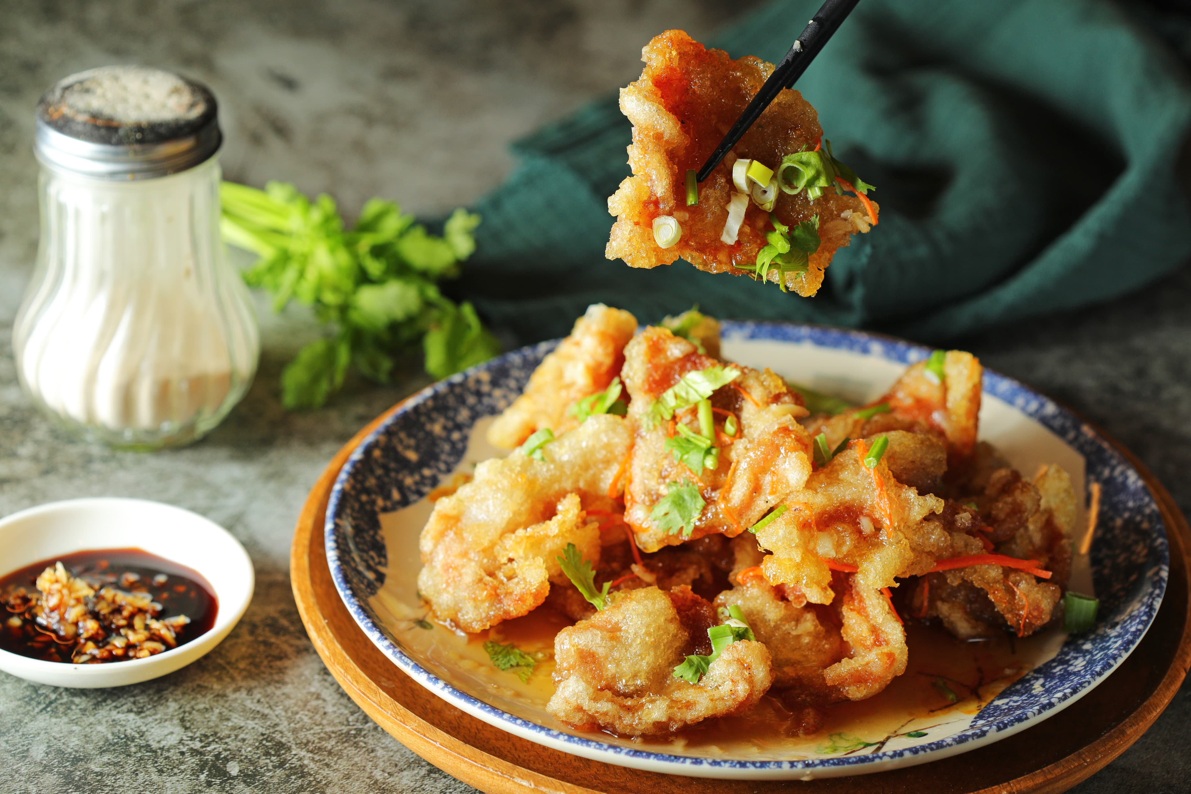 清朝開始在中國東北流傳的名菜「鍋包肉」，麵衣硬脆，裡頭的豬腿肉紮實有咬勁，裹在外頭的醬汁酸甜生津。（180元／份）