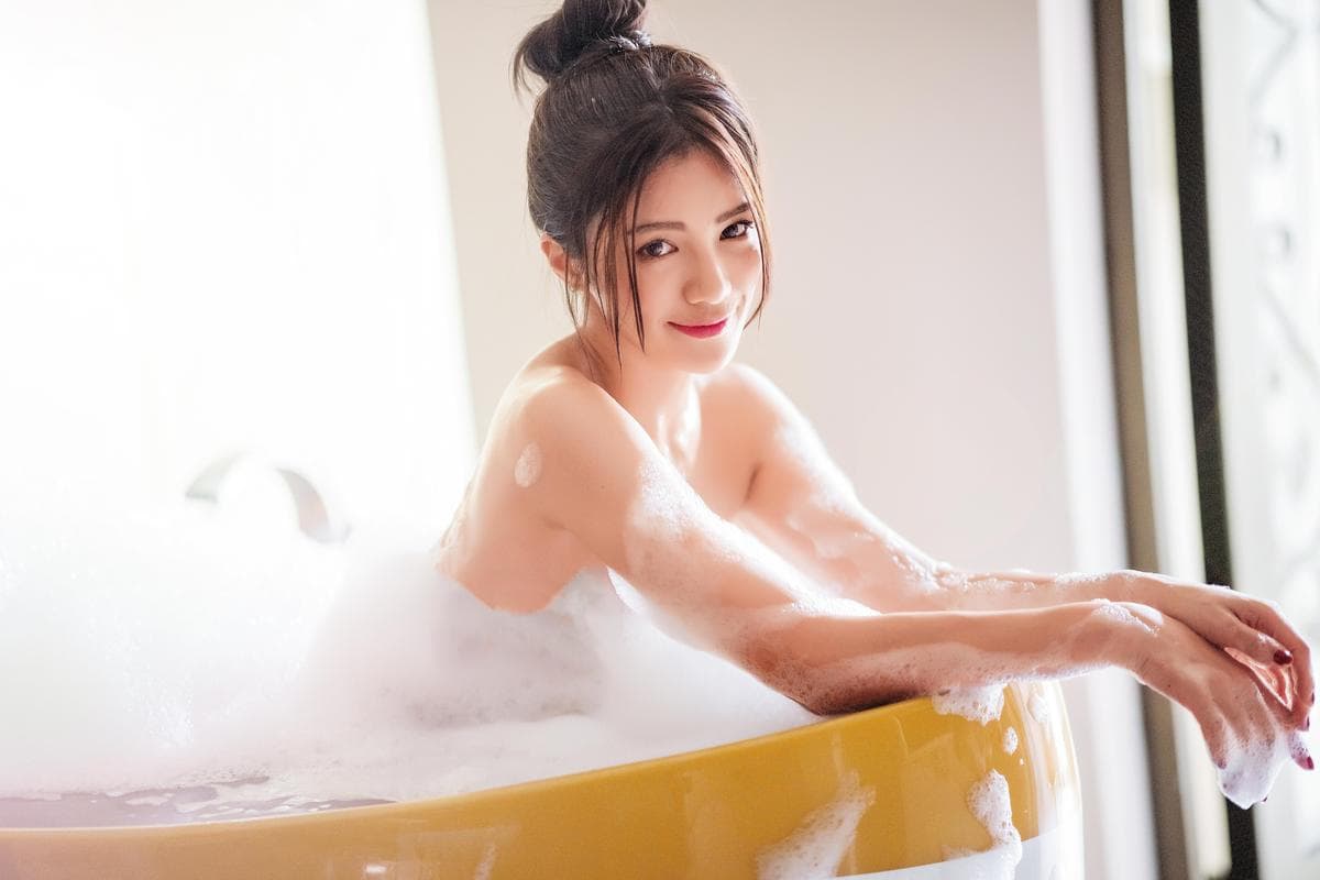 羚小鹿擁有阿美族血統的她，號稱零死角女神，在寫真中獻出全裸處女秀。（尖端出版提供）