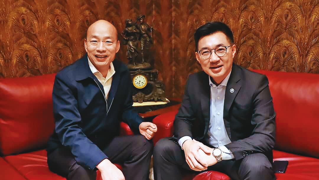 深陷改革泥淖及補選硬仗的江啟臣（右），黨魁威信搖搖欲墜，但近來與韓國瑜（左）關係愈來愈緊密。圖為今年3月2人在高市府首度會面。（國民黨提供）